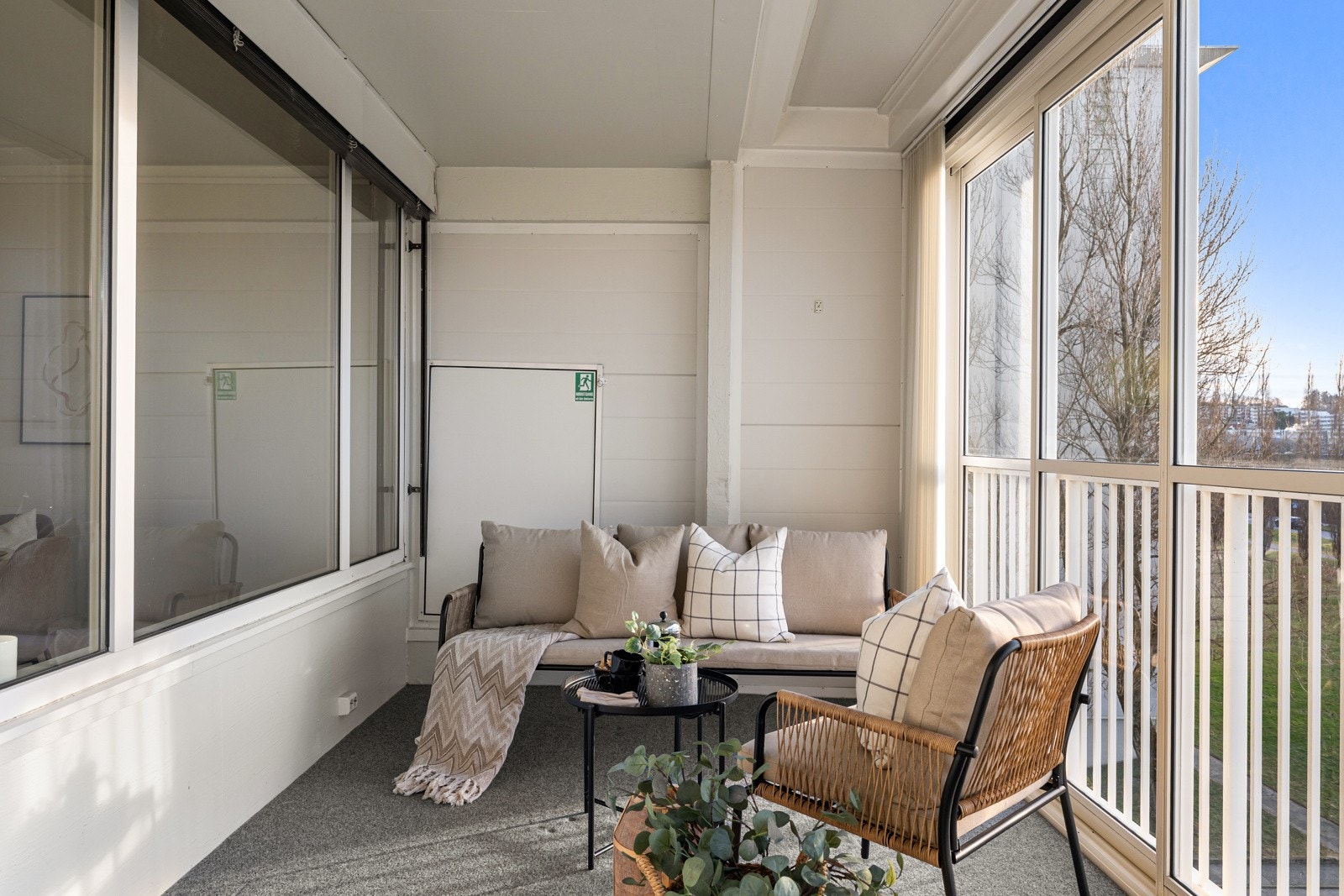 Et lyst og genialt uterom, som forlenger utesesongen. Både vår, sommer og høst kan balkongen benyttes og en får stemningsfulle inntrykk av årstidene rett inn i stuen. Galleribilde