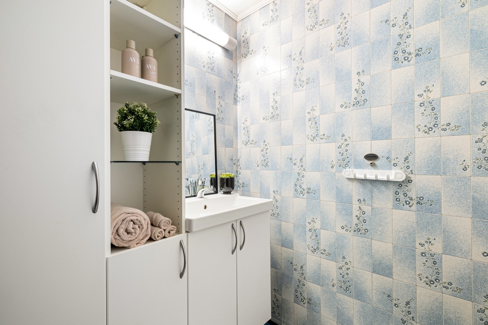 Badet er utstyrt med servant, dusjhjørne og WC. Galleribilde