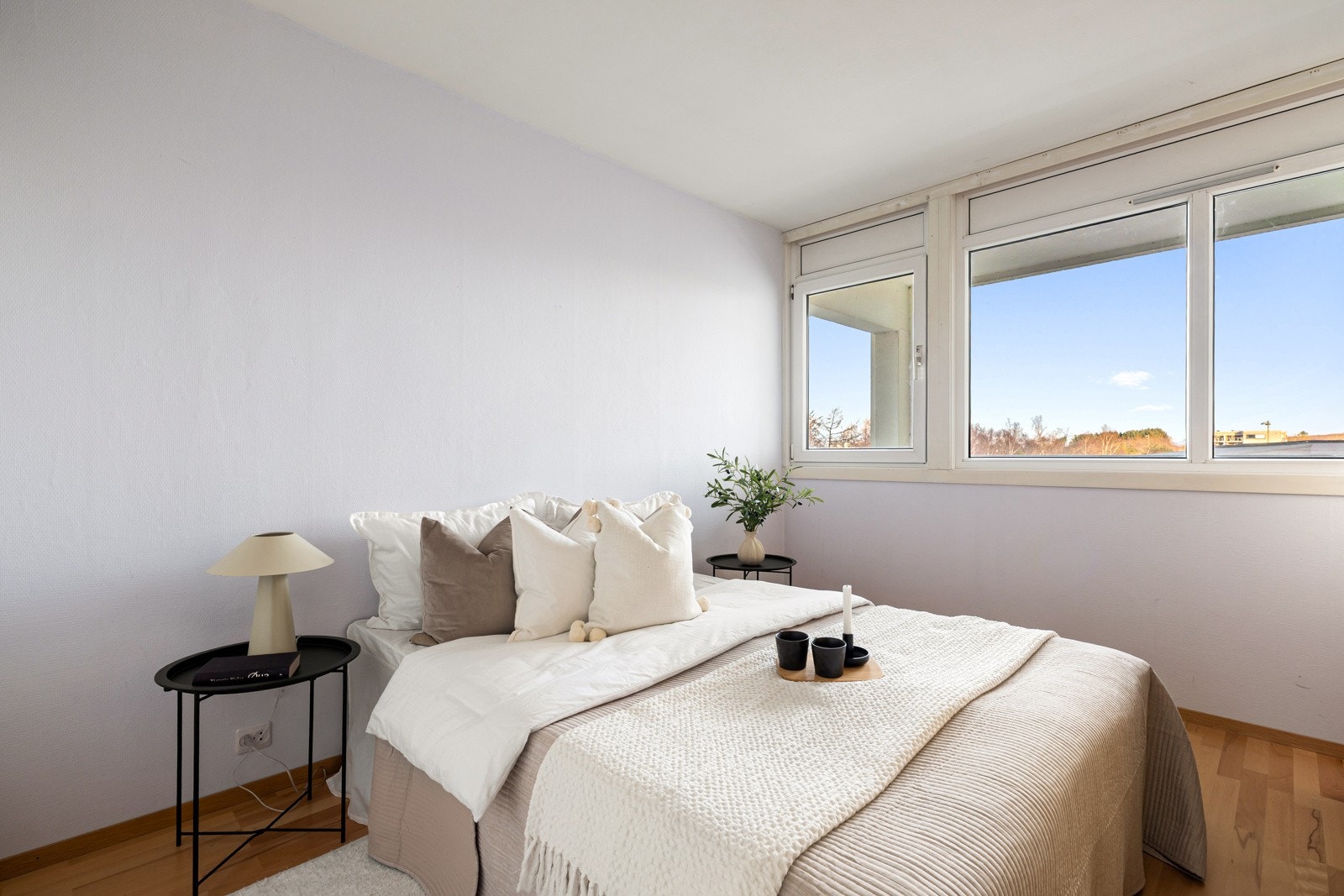 Hovedsoverommet har god plass til dobbeltseng og garderobeløsninger. Galleribilde