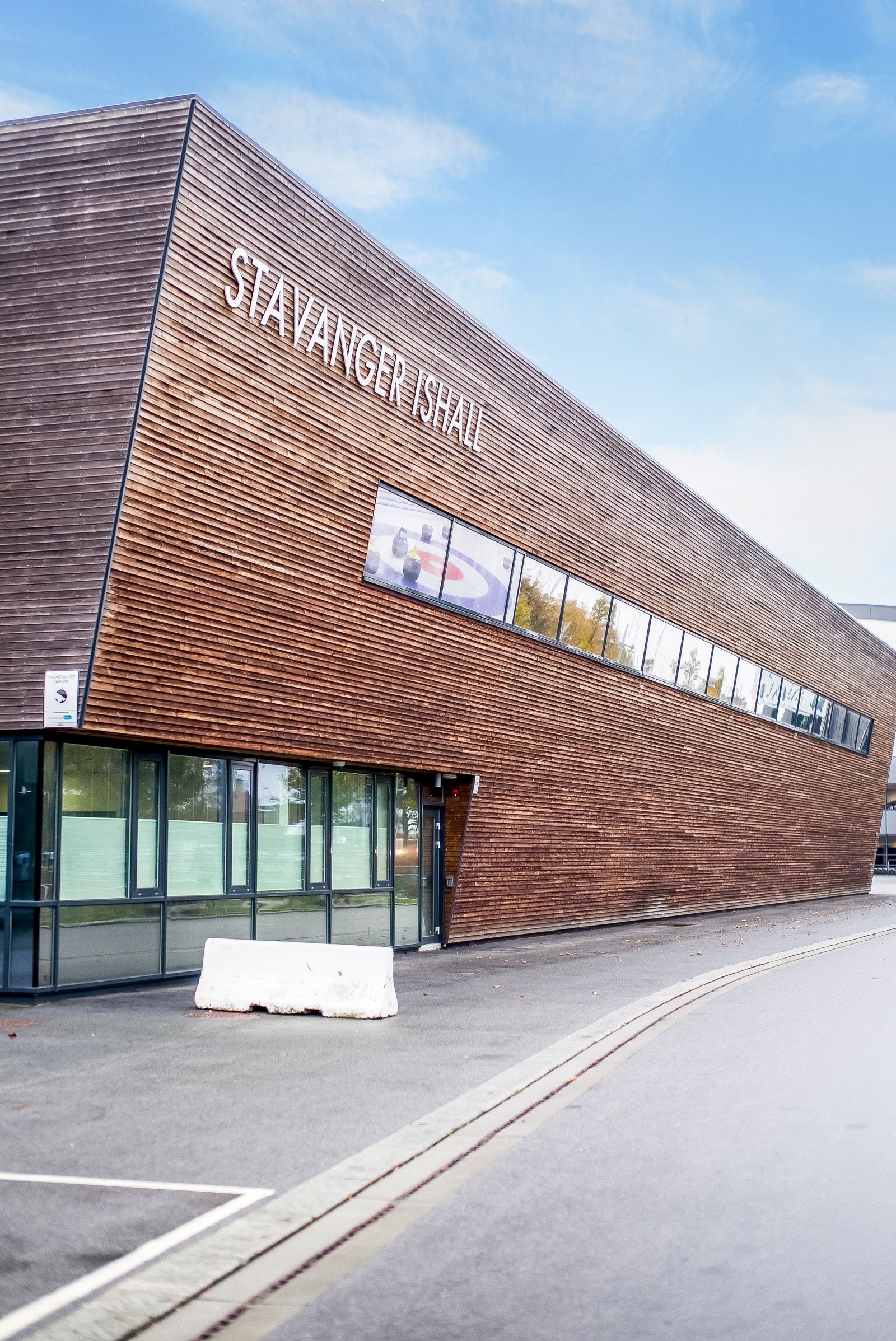 Det er fem minutter å gå til DNB arena hvor det er veldig gode bussforbindelser. Her er det hyppige avganger både videre ut mot Madla/ Kvernevik, Sandnes og inn mot Stavanger sentrum. Galleribilde