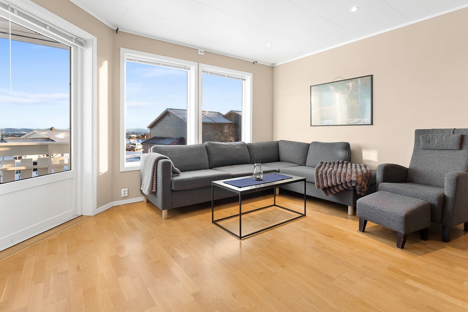 Generøse vindusflater sørger for mye dagslys inn i stuen Galleribilde