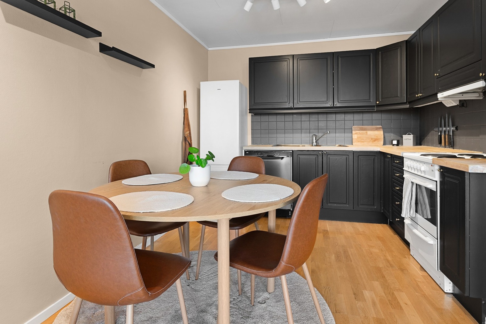 Det er god plass til spisebord ved kjøkkenet! Galleribilde