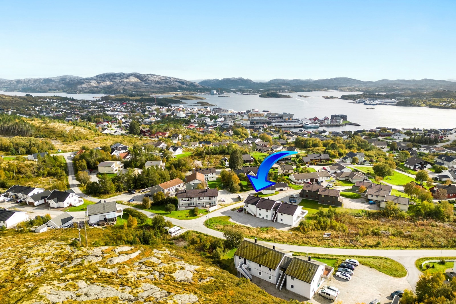 Det er parkeringsplasser på felles tomt. Ingen fast parkeringsplass. Galleribilde