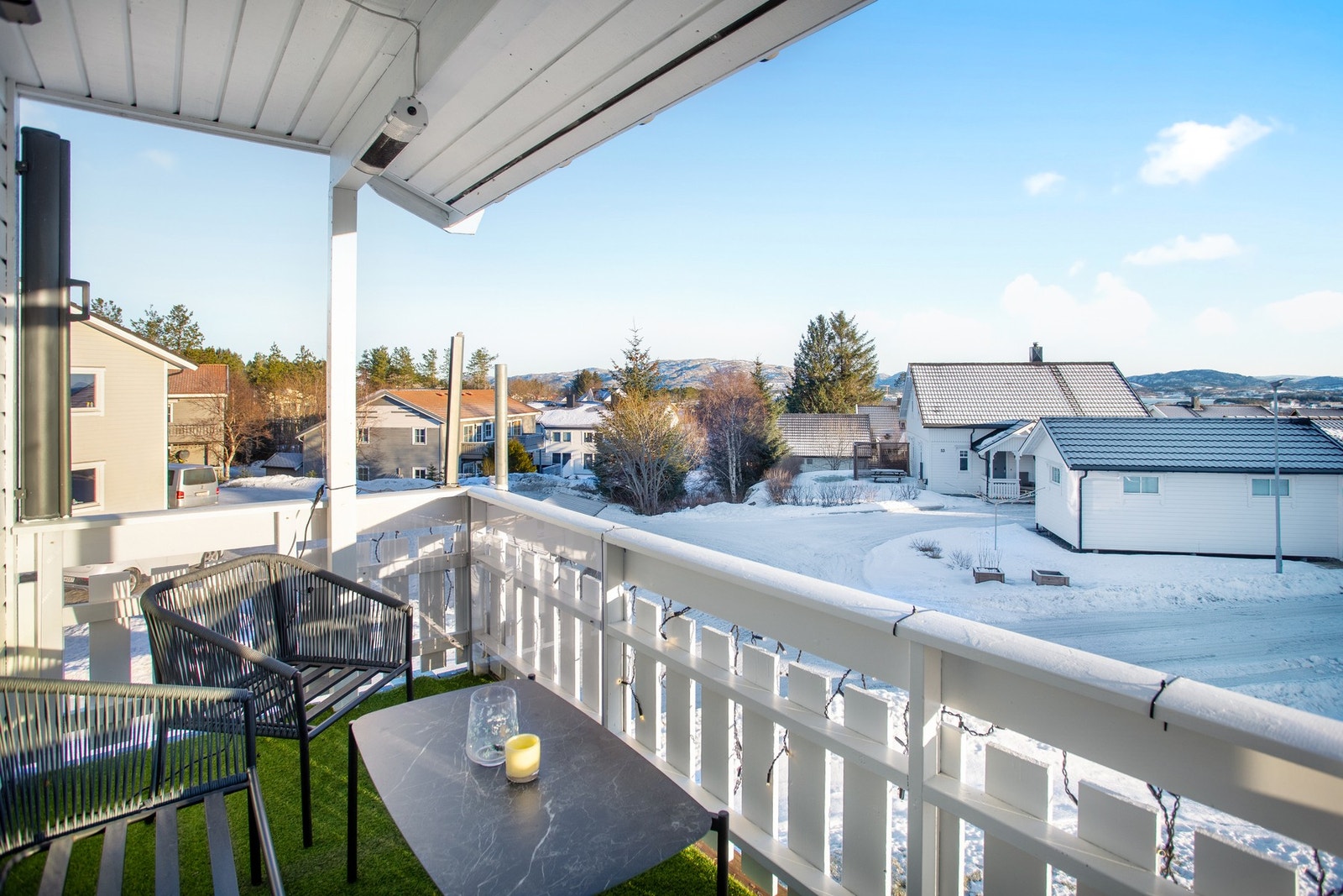 Fra stuen er det utgang til veranda på 6 kvm Galleribilde