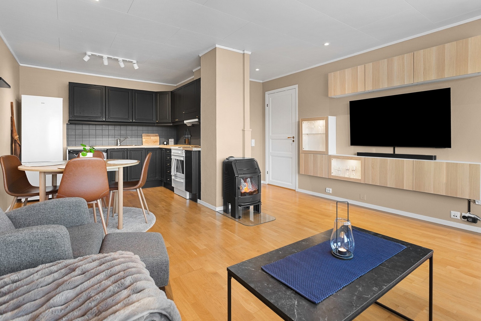 Det er oppvarming fra elektrisitet og vedfyring Galleribilde