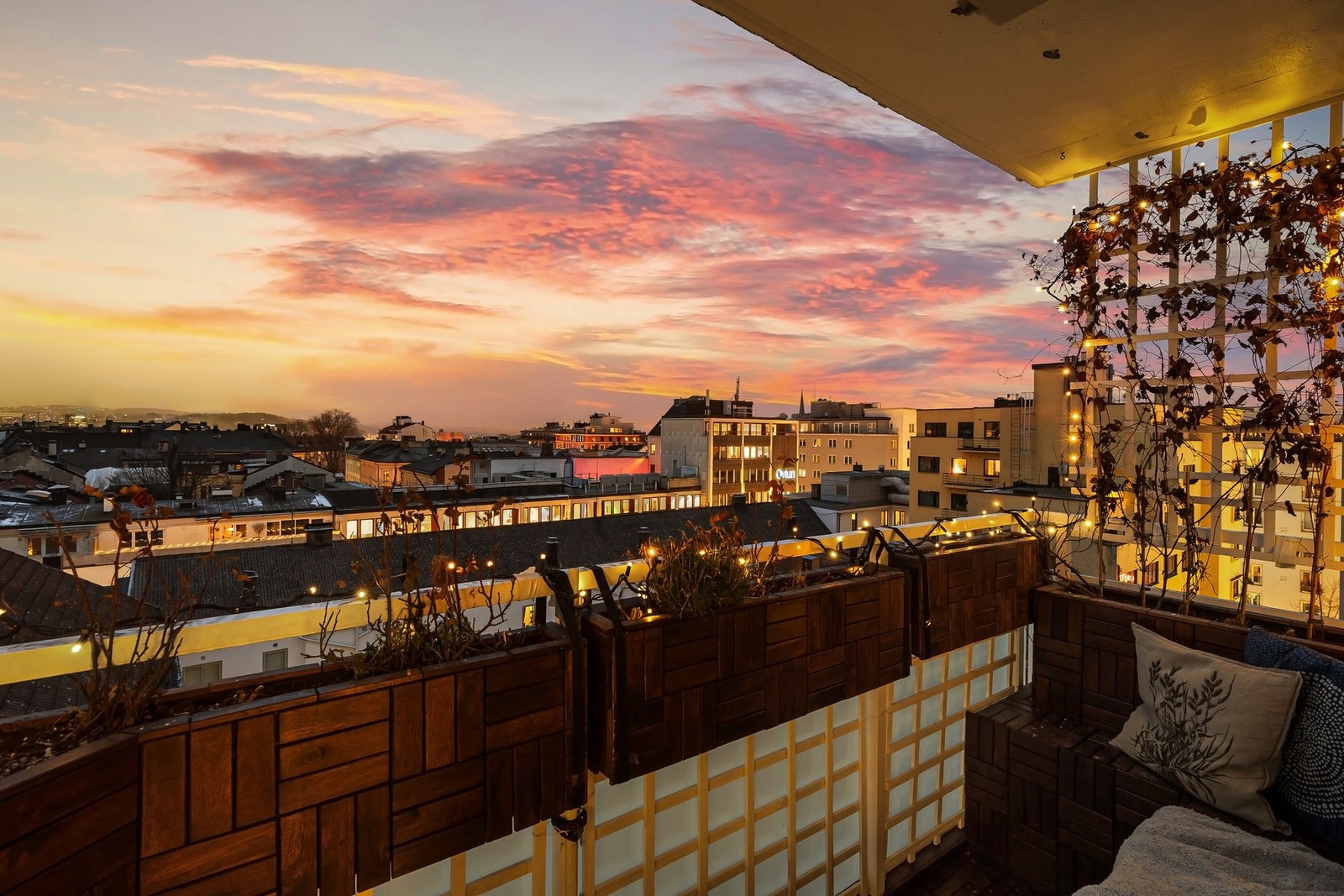 Velkommen til Ole Vigs gate 16 - Felix Green og Lars Jakob Aarak har gleden av å presentere denne flotte 3-roms leiligheten med solrik balkong i 8. etasje. Foto: Zovenfra AS Galleribilde