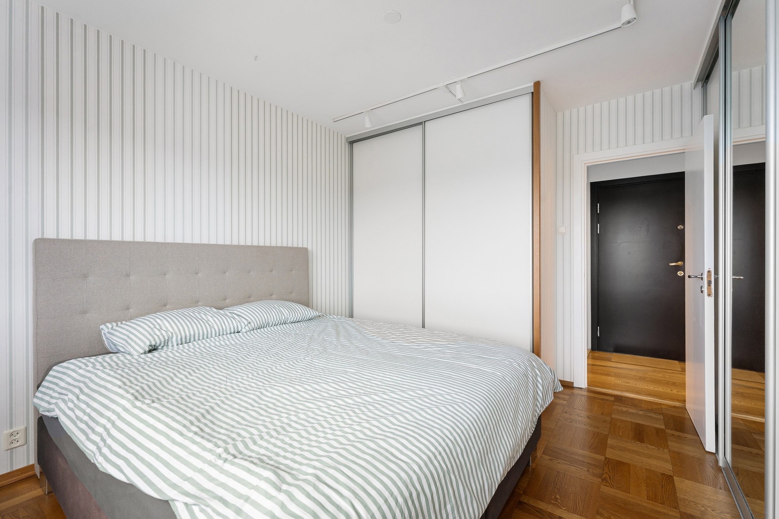 Rommet har store vindusflater som gir rikelig med naturlig lys og fin utsikt. Det er gode oppbevaringsmuligheter i skyvedørsgarderobe. Galleribilde