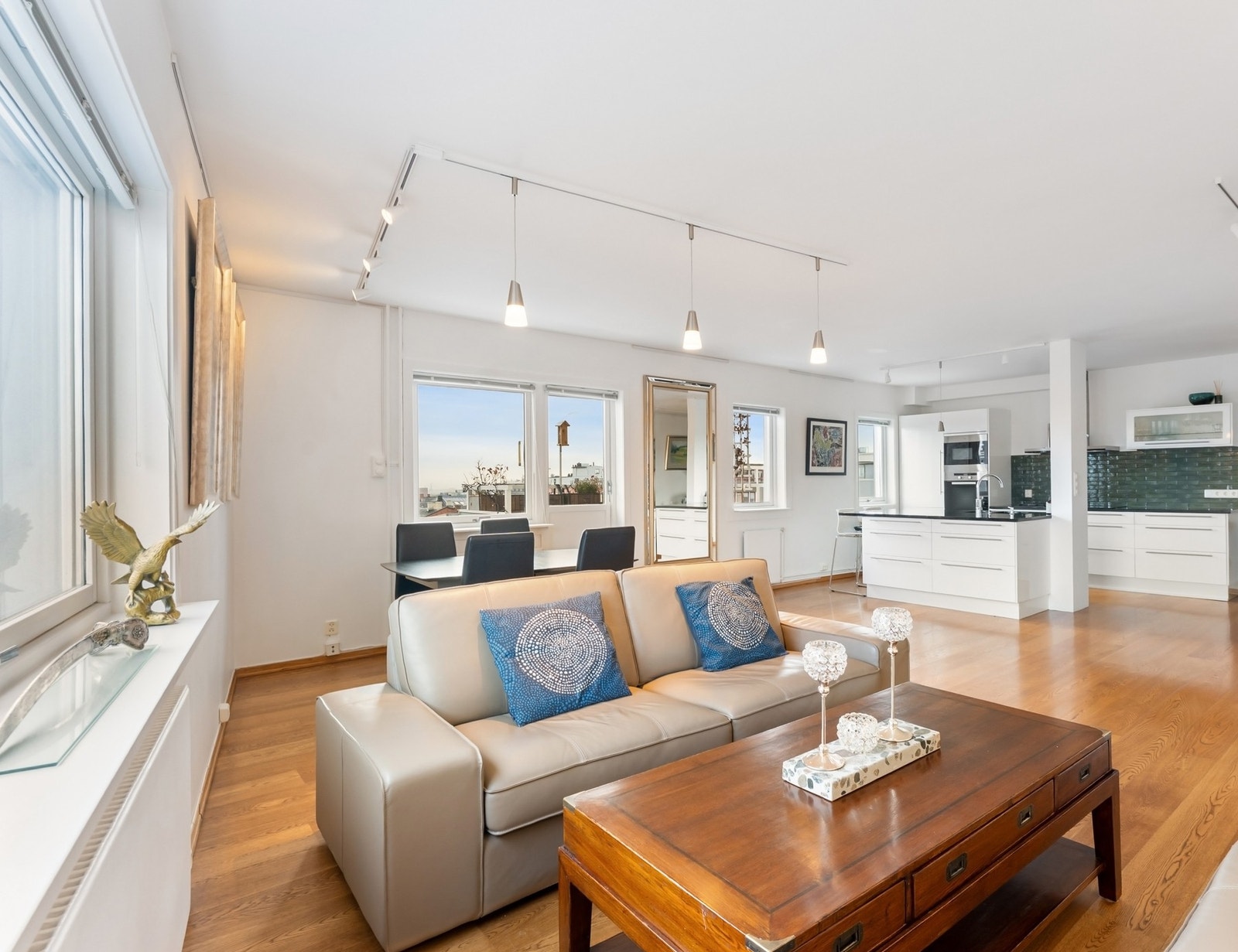 Stue og spisestue er utformet som et stort, åpent og sosialt oppholdsrom med gode møbleringsmuligheter. Galleribilde