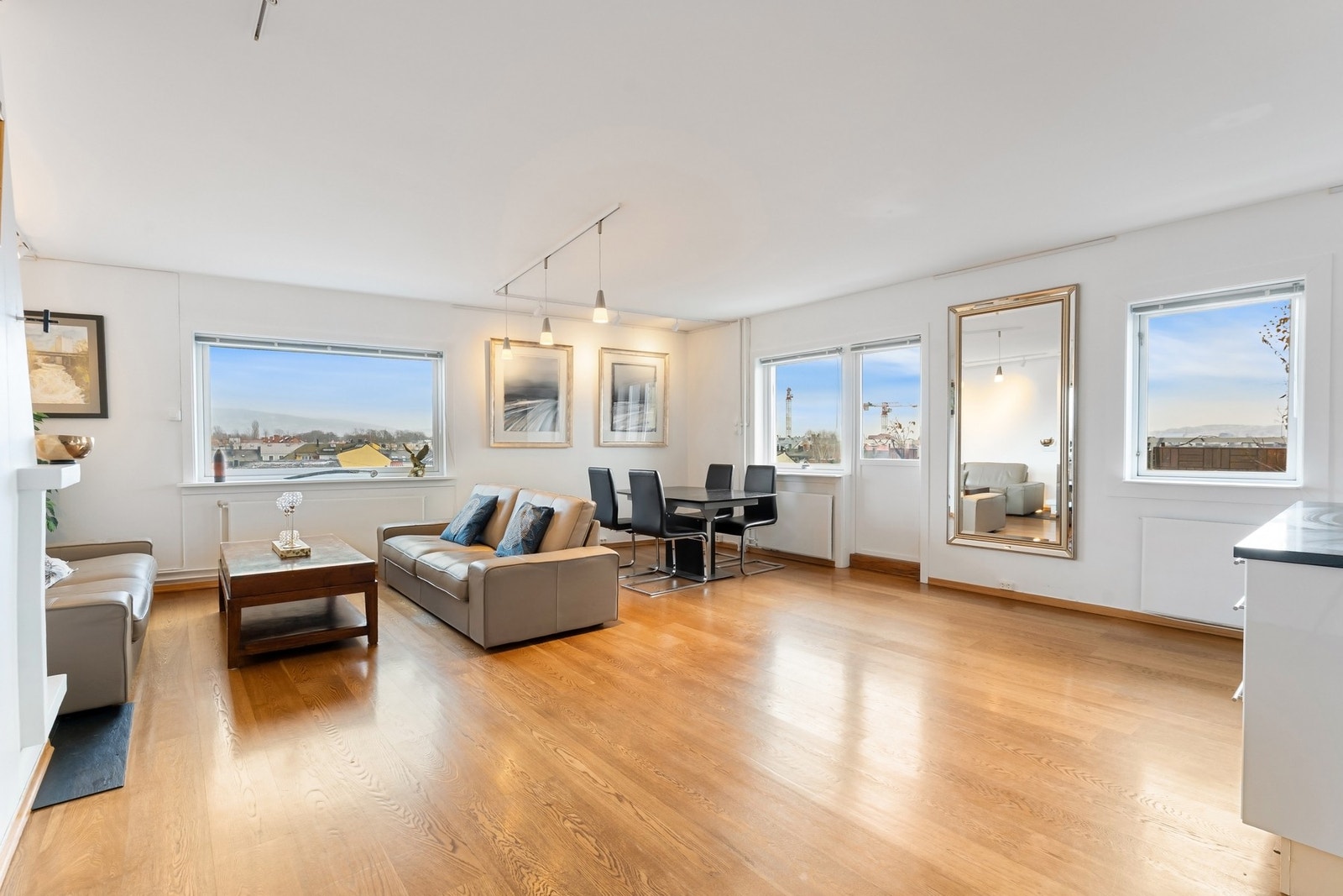 Det er god plass til både sofagruppe og spisebord. Galleribilde