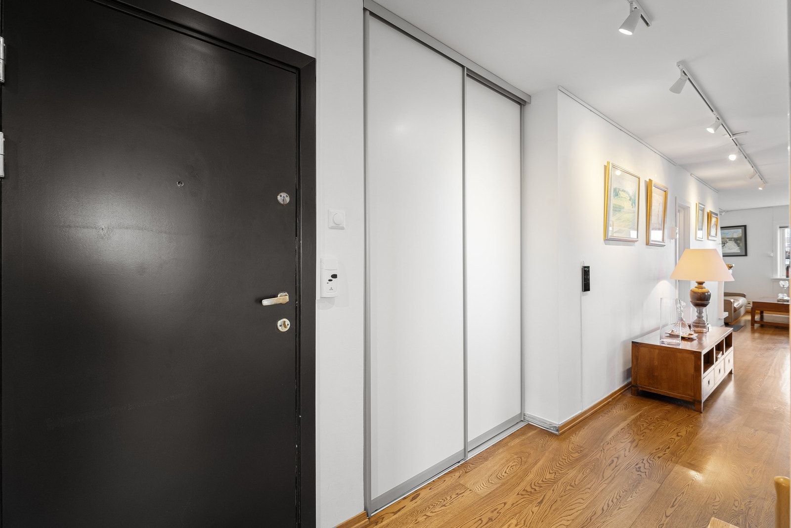 Entréen har parkettgulv og lyse, malte veggflater som gir et lyst og innbydende førsteinntrykk. Galleribilde