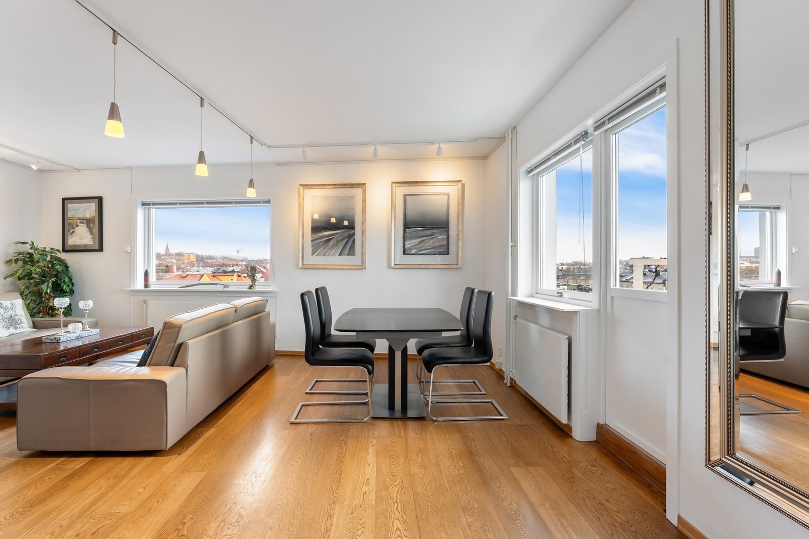 Fra stue/spisestue er det utgang til en hyggelig, takoverbygget balkong med terrassegulv i tre og plantekasser, som gir en lun og skjermet uteplass. Galleribilde