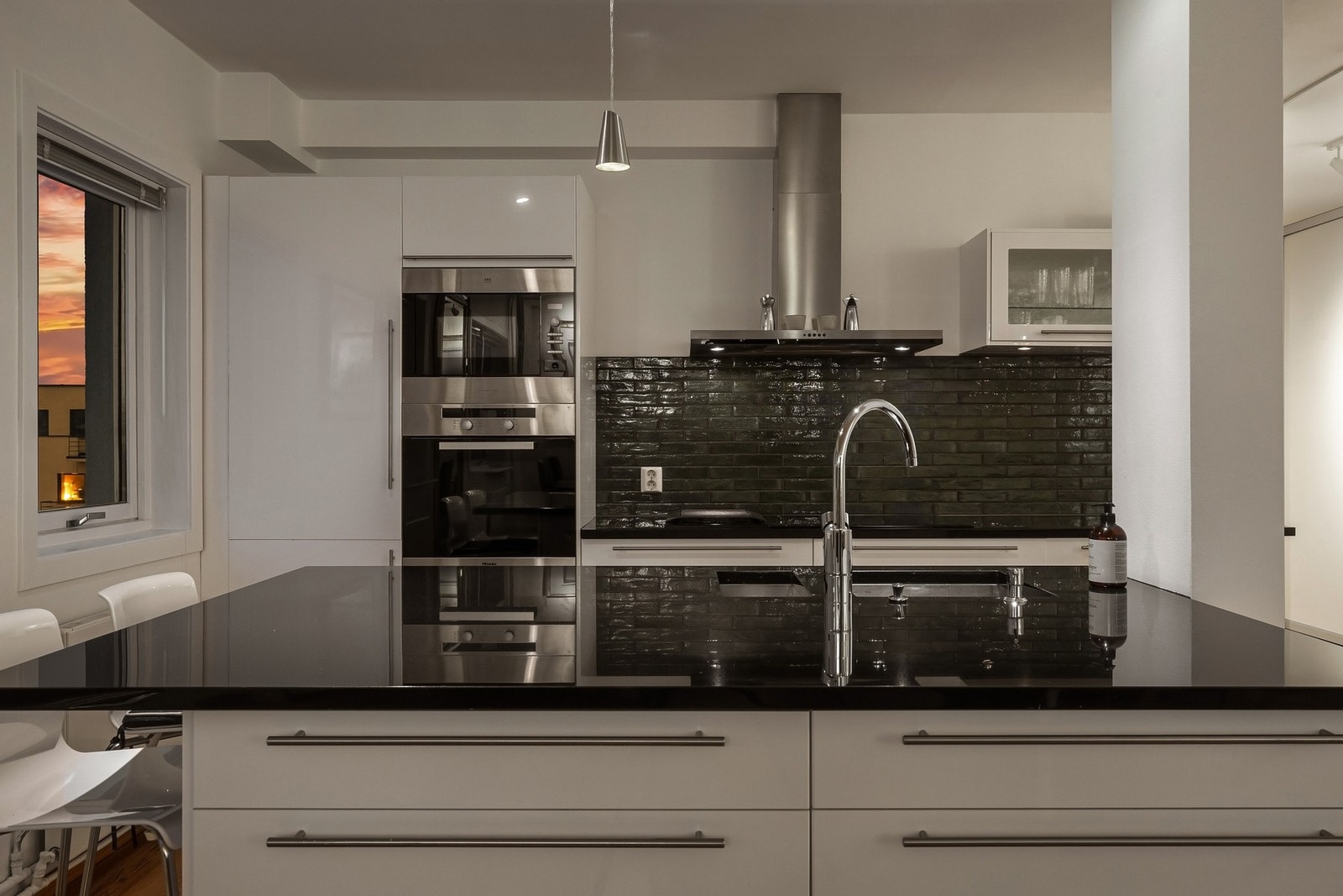 Videre har kjøkkenet rikelig med skap- og oppbevaringsplass, og er utstyrt med integrerte hvitevarer bestående av kjøl/fryseskap, oppvaskmaskin, platetopp, stekeovn og mikrobølgeovn. Galleribilde