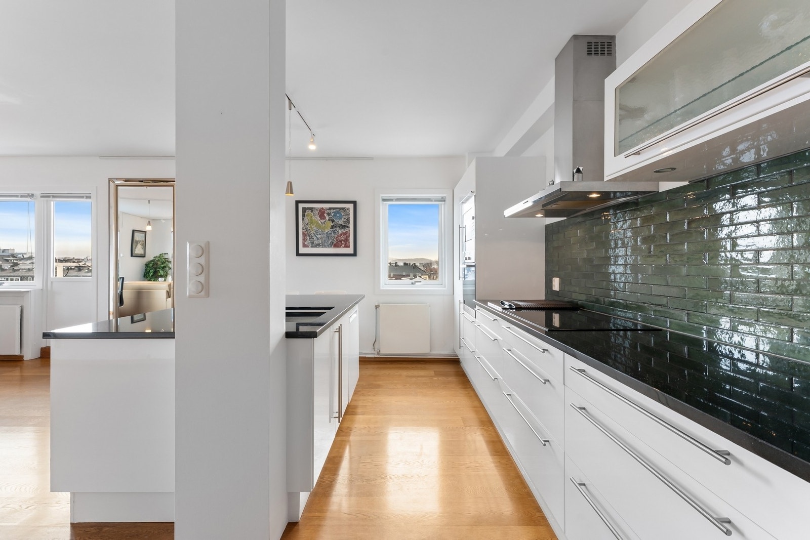 Kjøkkenet er utformet med romslig kjøkkenøy som gir ekstra benkeplass, gode arbeidsflater og naturlig overgang mot spise og oppholdsrom. Galleribilde