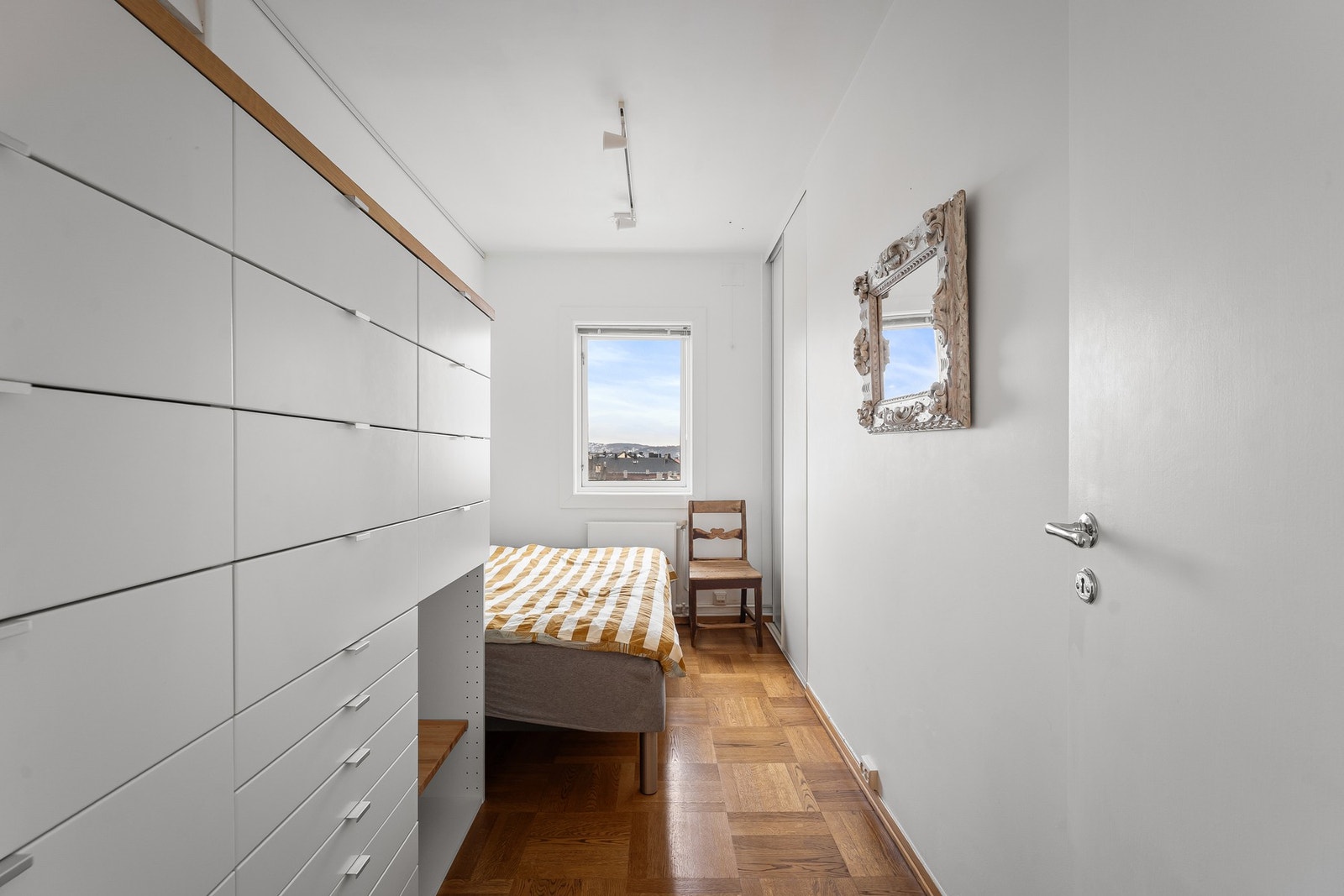 Rommet er pent og funksjonelt rom som egner seg godt som barnerom, gjesterom eller hjemmekontor. Rommet har vindu som gir godt lysinnslipp og plass til seng og skapløsning. Soverom 2. Galleribilde