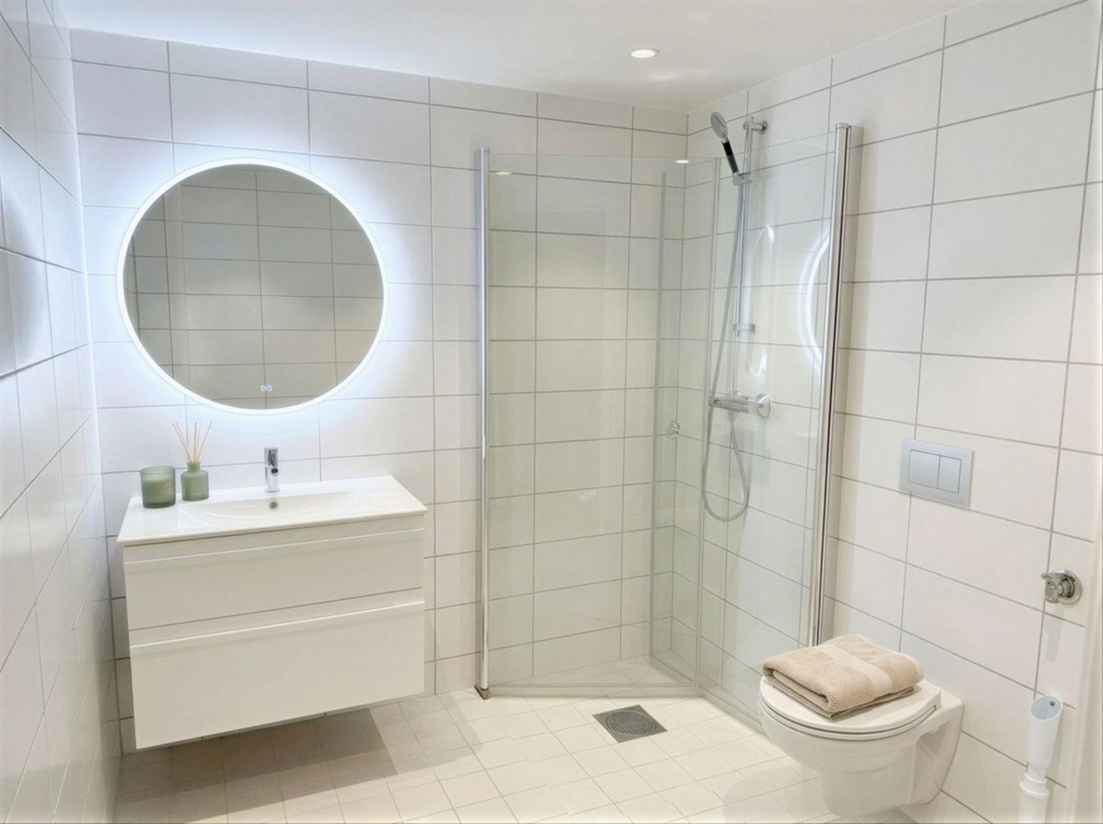 Lekkert bad med dusj, wc, vask og opplegg for vask/tørk Galleribilde