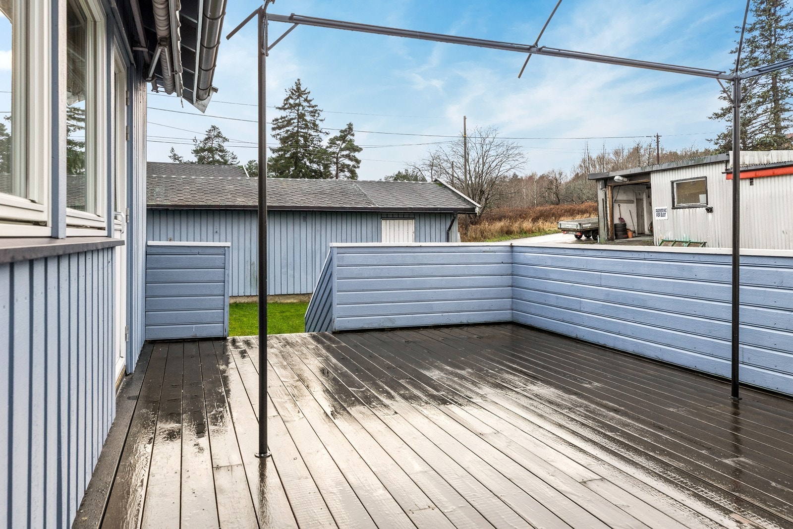 Fra verandaen er det videre tilgang til hage. Galleribilde