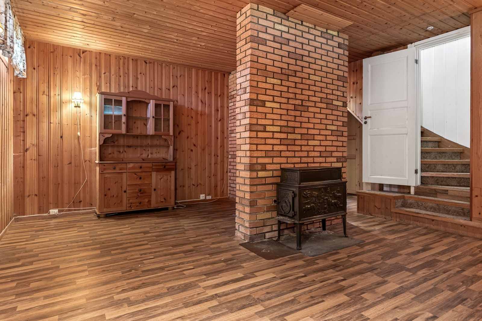 En teppebelagt trapp fører opp til hovedetasjen fra kjellerstuen Galleribilde