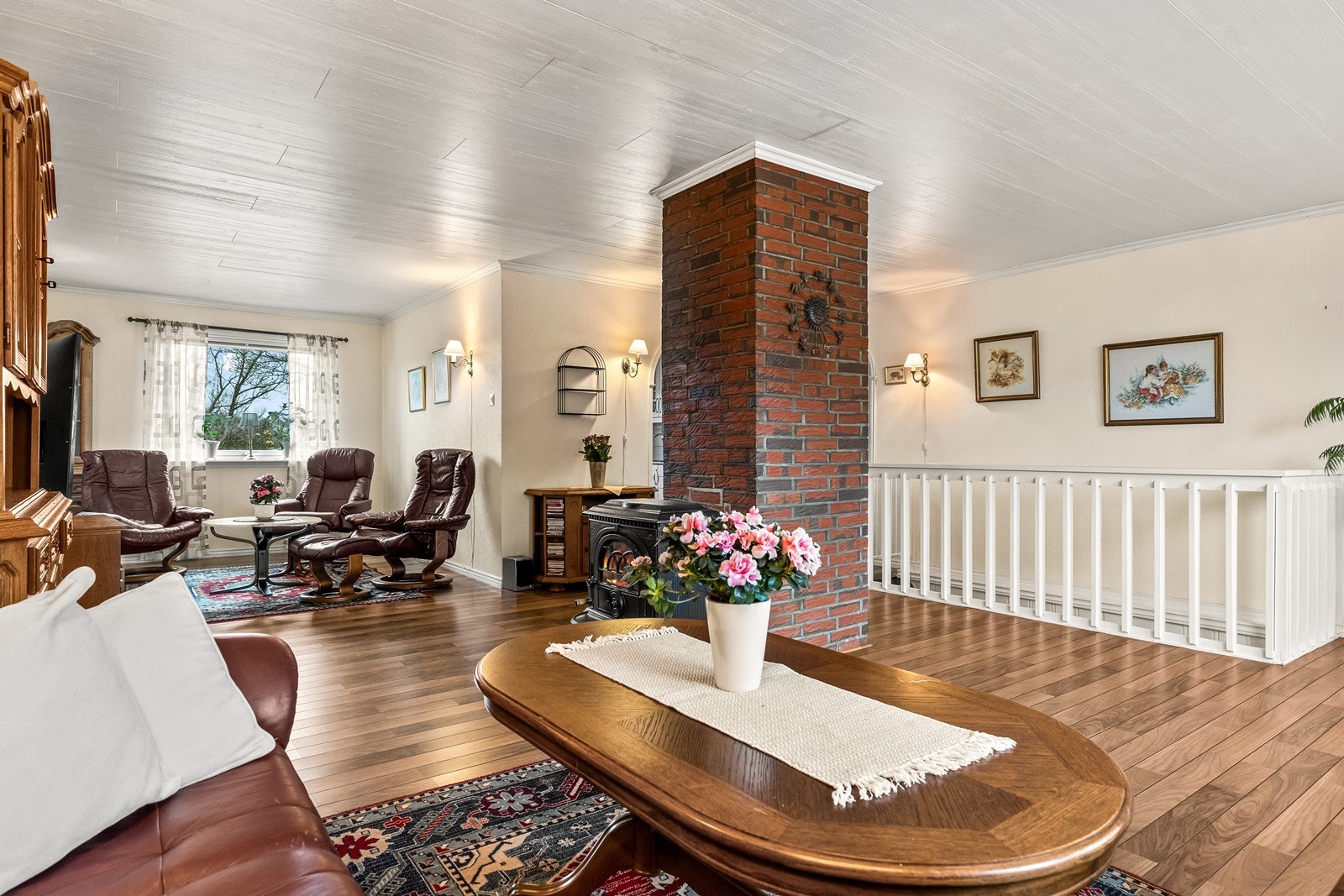 Åpen planløsning i stuen gir rom for fleksibel møblering. Galleribilde