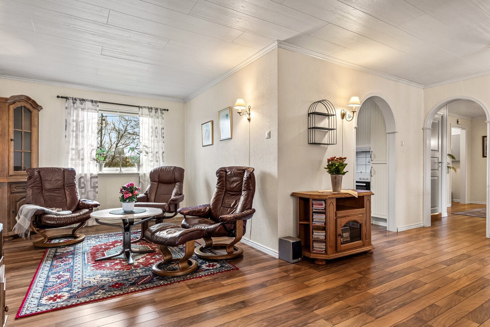 Stuen har direkte tilgang til kjøkkenet via en åpen buegang. Galleribilde