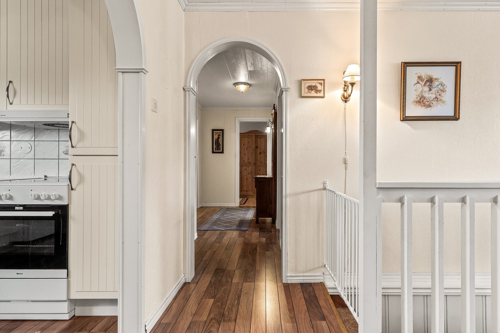 Gangen med bue som leder inn til stuen. Galleribilde