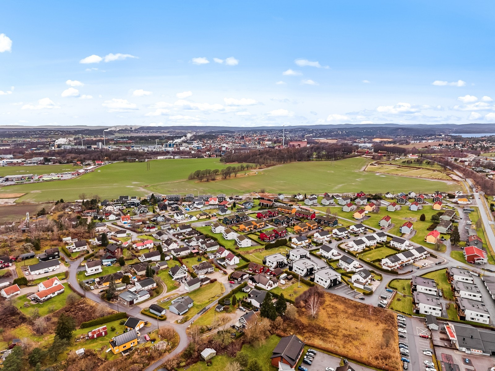 Eiendommen ligger i et etablert boligområde med kort avstand til Sarpsborg sentrum. Galleribilde