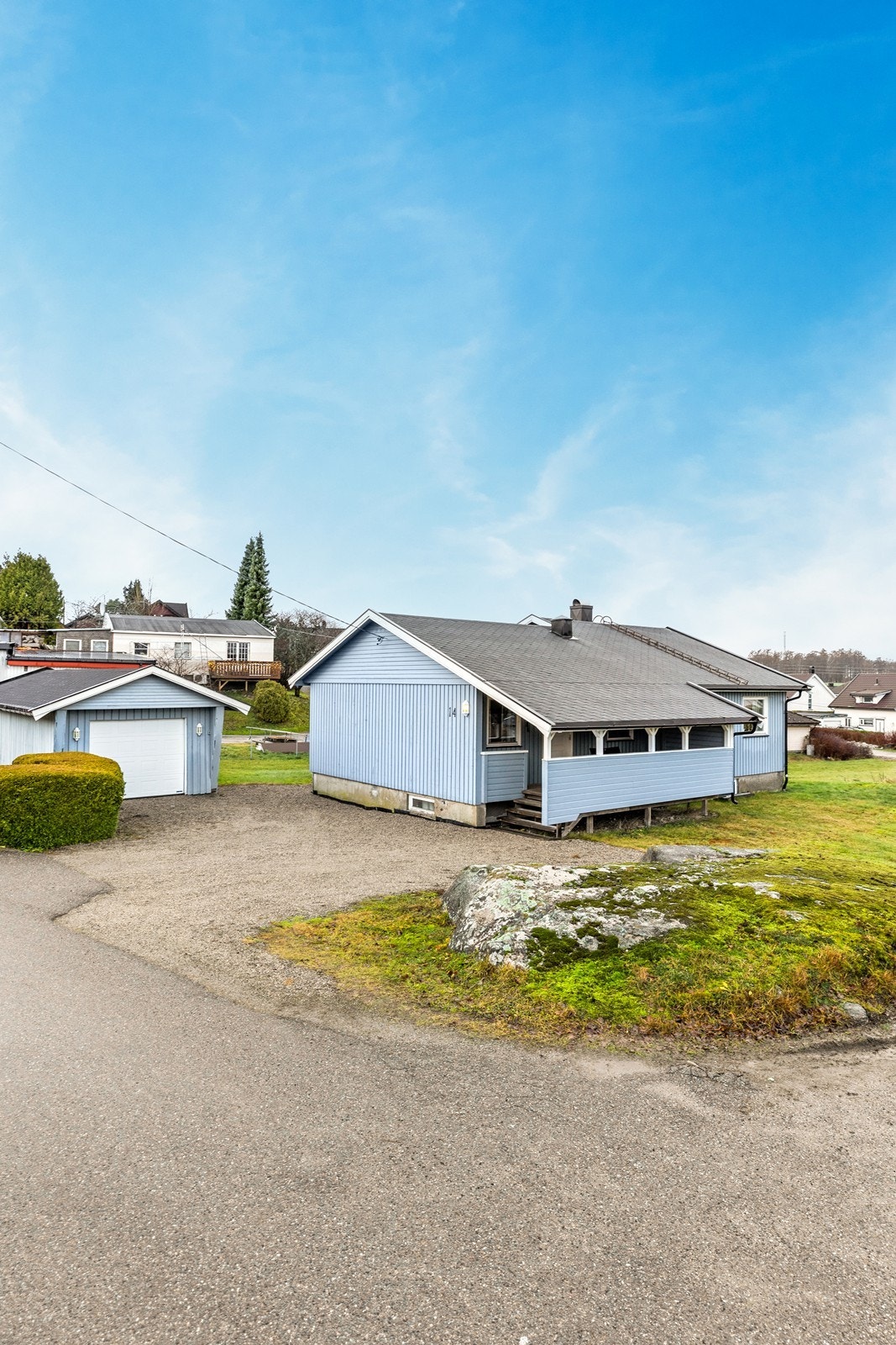 Tomten er opparbeidet med gruset innkjørsel og gressplen, samt en frittstående garasje. Galleribilde