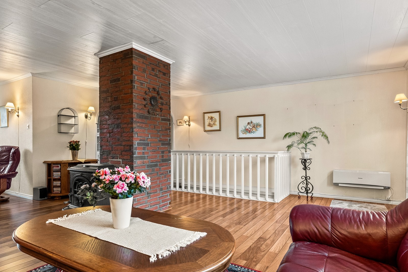 Vedovn i stuen gir en ekstra varmekilde og skaper et hyggelig samlingspunkt. Galleribilde