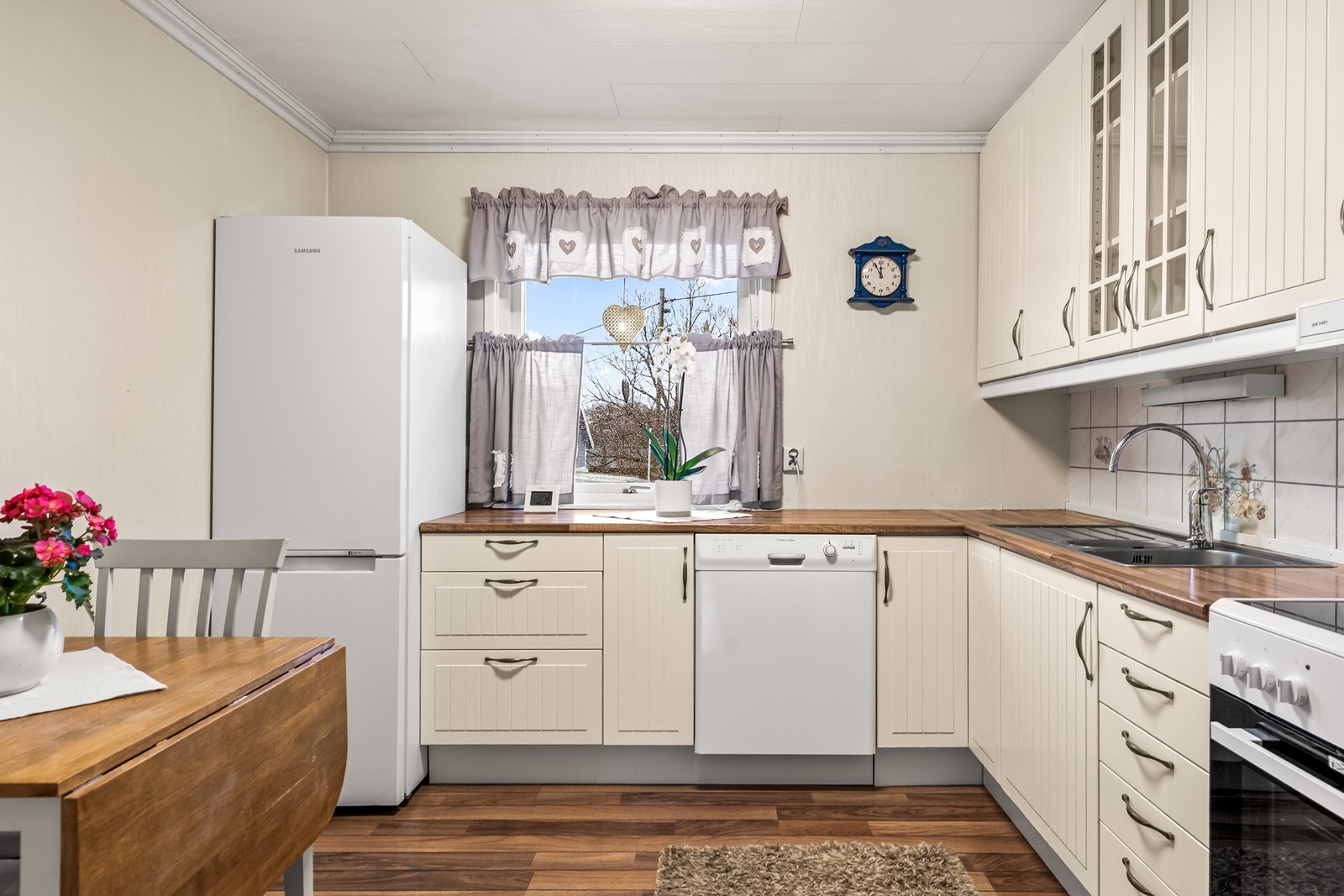 Kjøkkenet har profilerte fronter og laminatbenkeplatet. Galleribilde