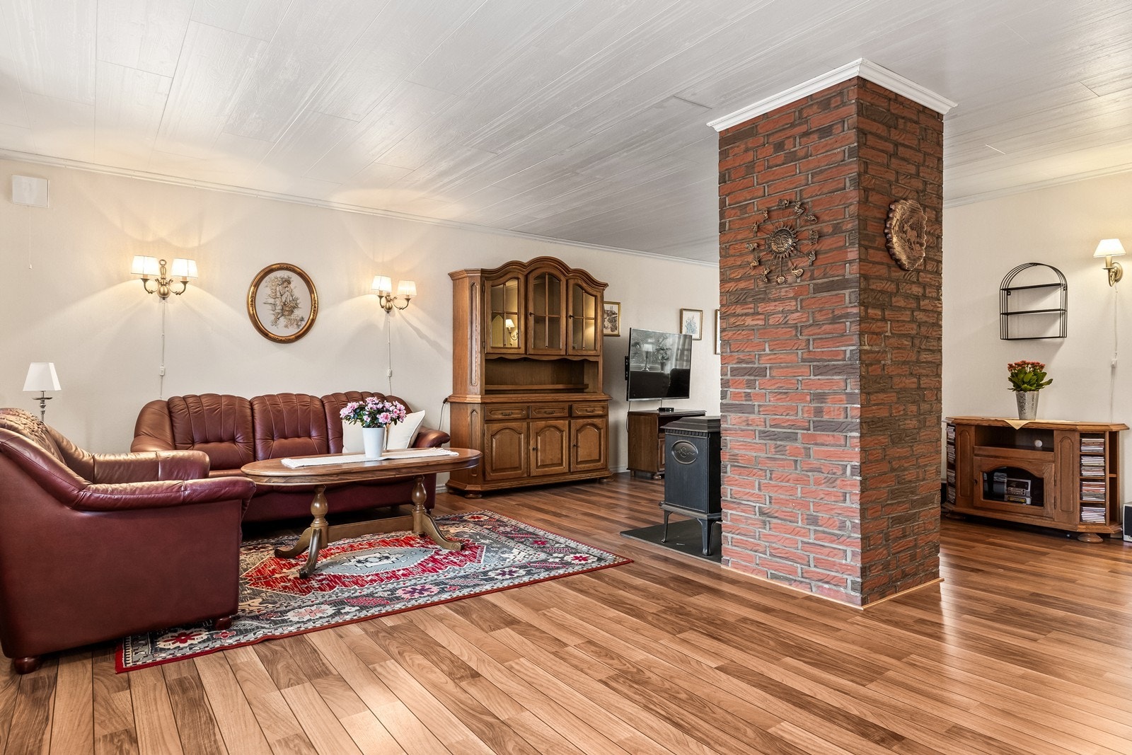 Romslig stue med vedovn for varme. Galleribilde