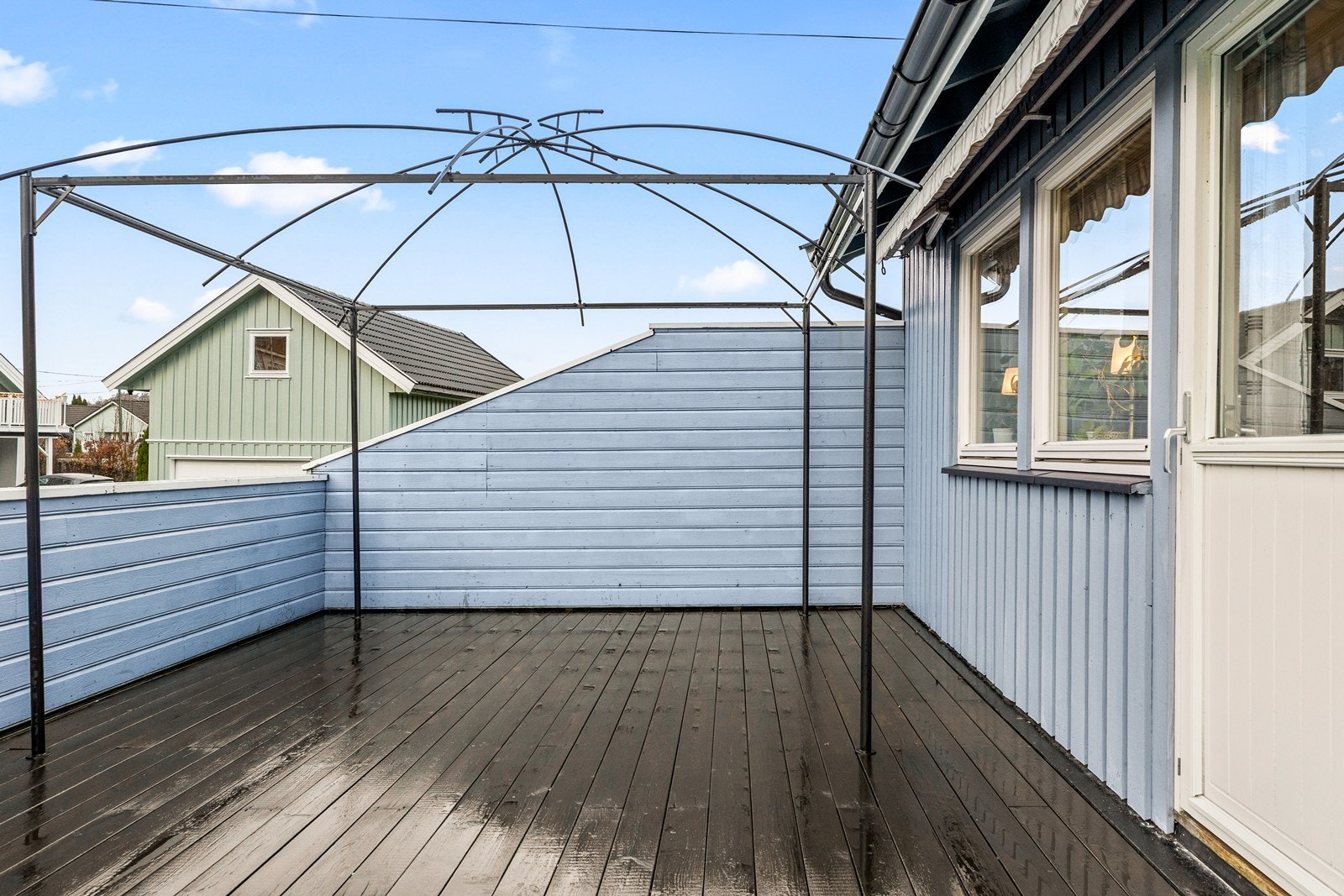 Verandaen har trekonstruksjon og gir god plass til utemøbler. Galleribilde