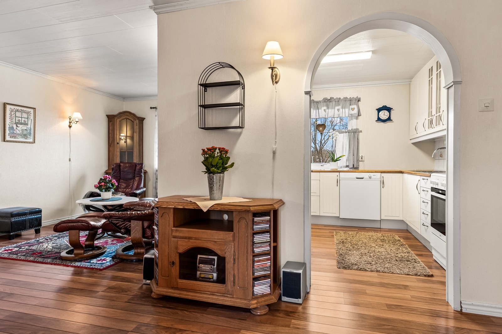 Buegang gir enkel tilgang mellom stue og kjøkken i første etasje. Galleribilde