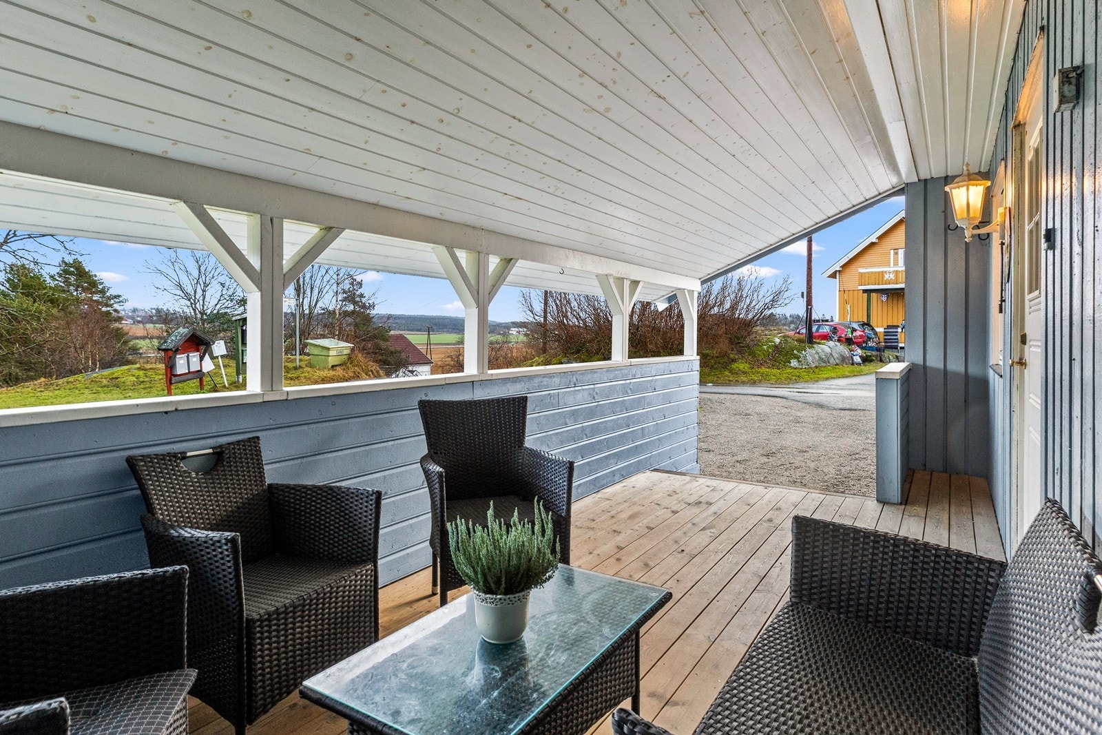 Overbygget ved inngangen gir en lun sitteplass med utsikt mot nærområdet. Galleribilde