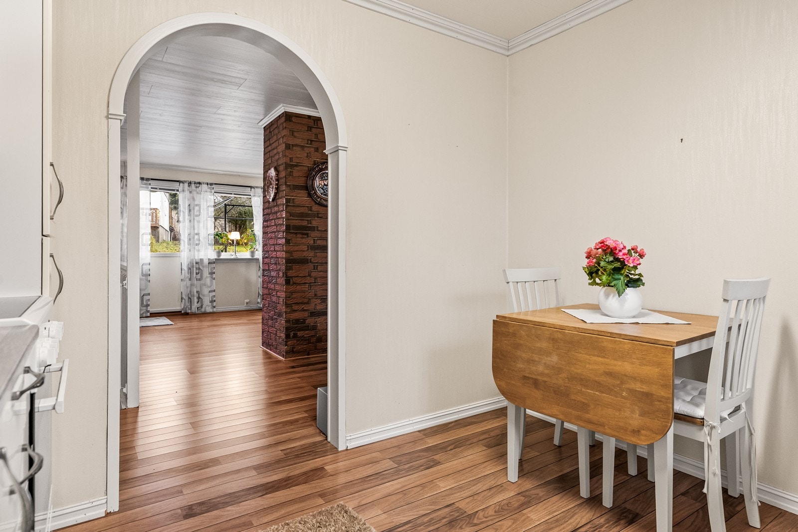 Direkte forbindelse til stuen gir en naturlig spiseplass i kjøkkenområdet. Galleribilde