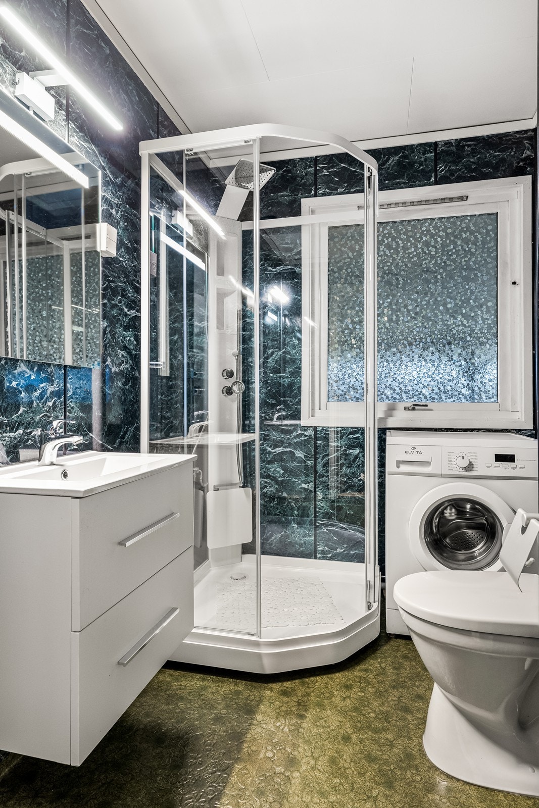 Badet har våtromsplater på vegger og belegg på gulv, samt nyere innredning og dusjkabinett. Galleribilde