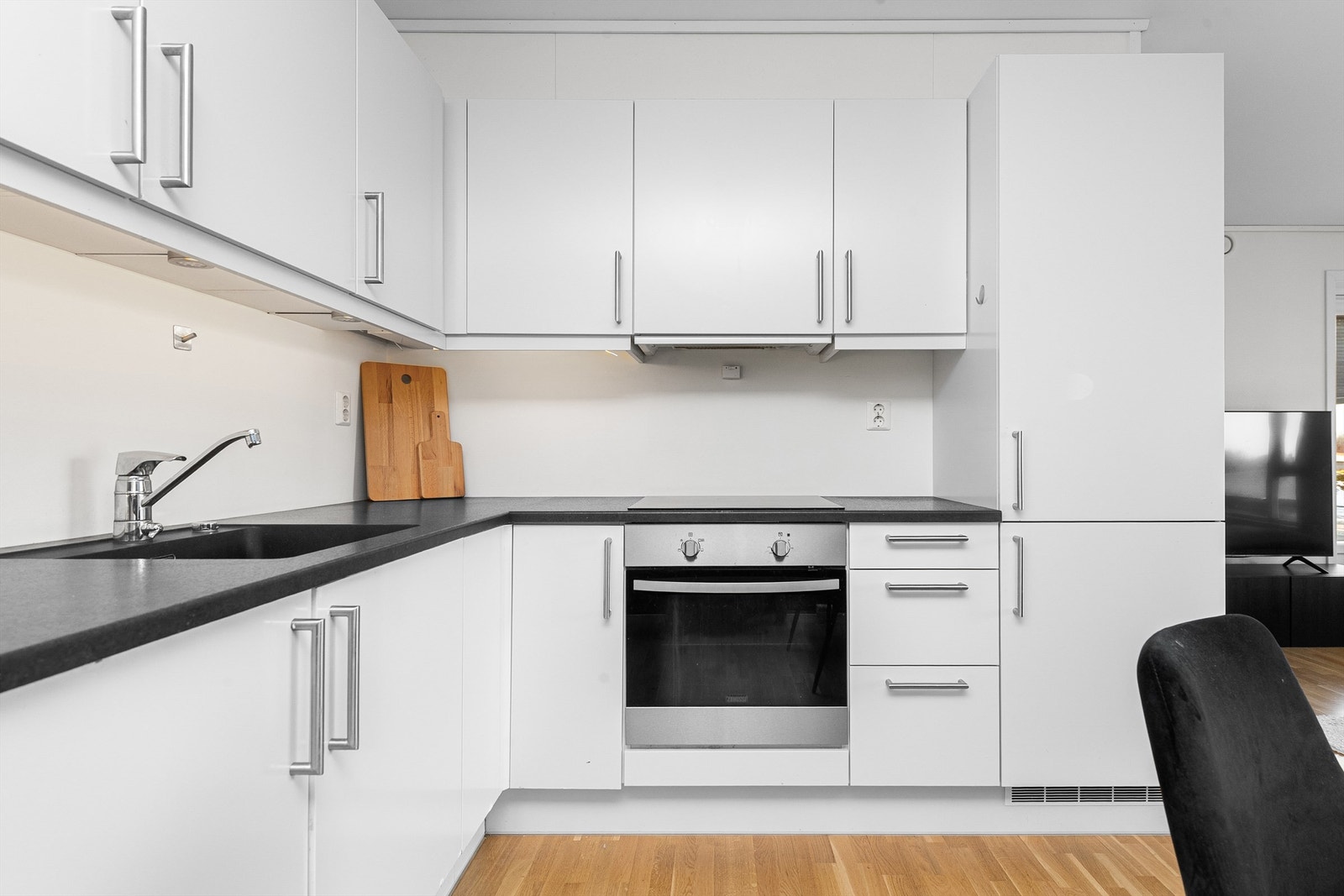 Det er integrerte hvitevarer på kjøkkenet Galleribilde