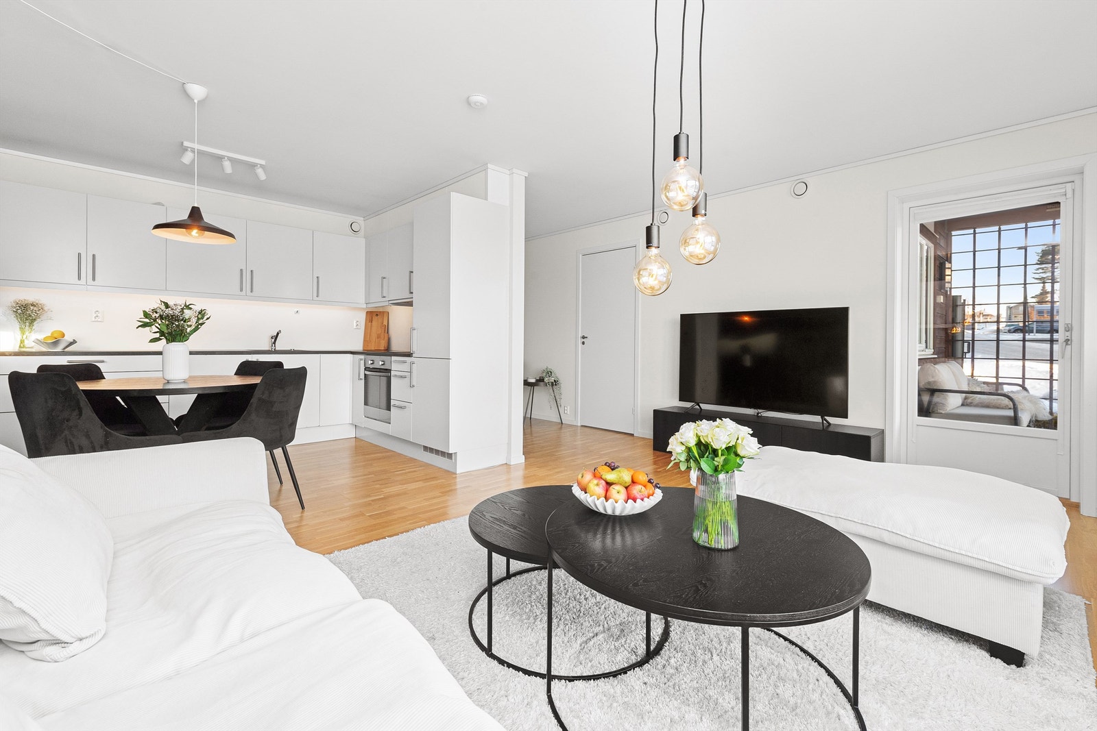 Stue og kjøkken er i åpen løsning med lyse overflater Galleribilde