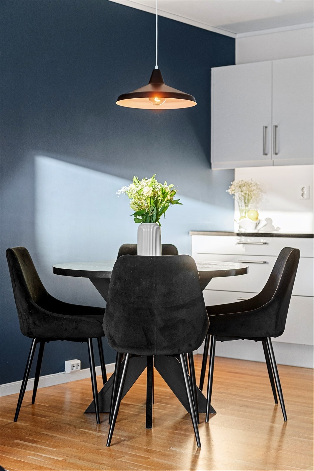 Rom for spisebord på kjøkkenet Galleribilde