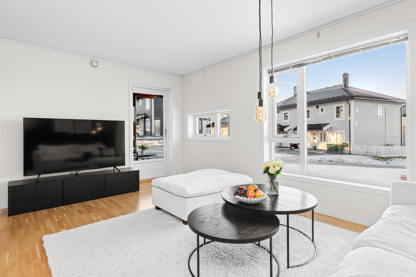 Det er utgang til overbygd terrasse fra stuen Galleribilde