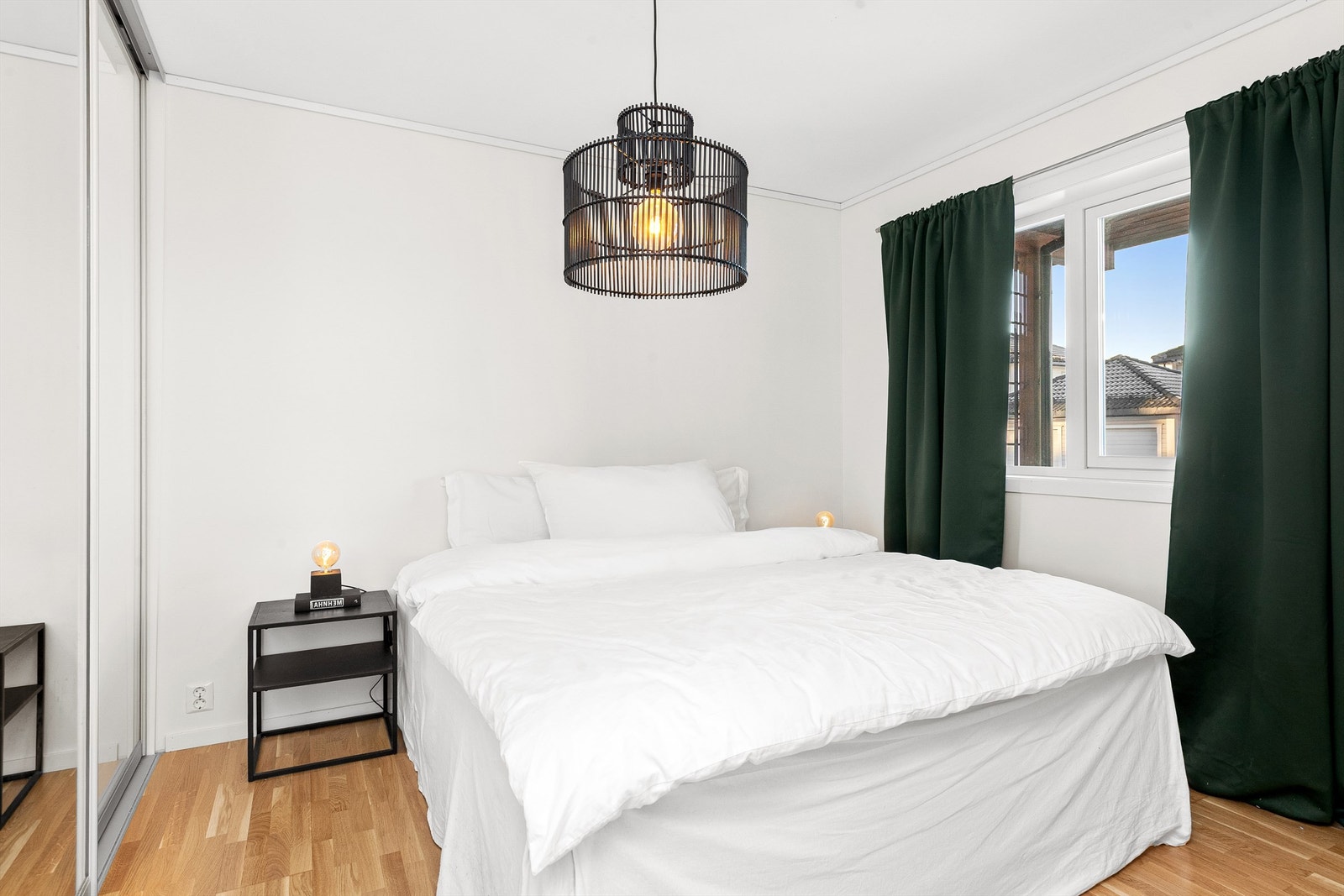 Hovedsoverommet har skyvedørsgarderobe med speilfronter Galleribilde