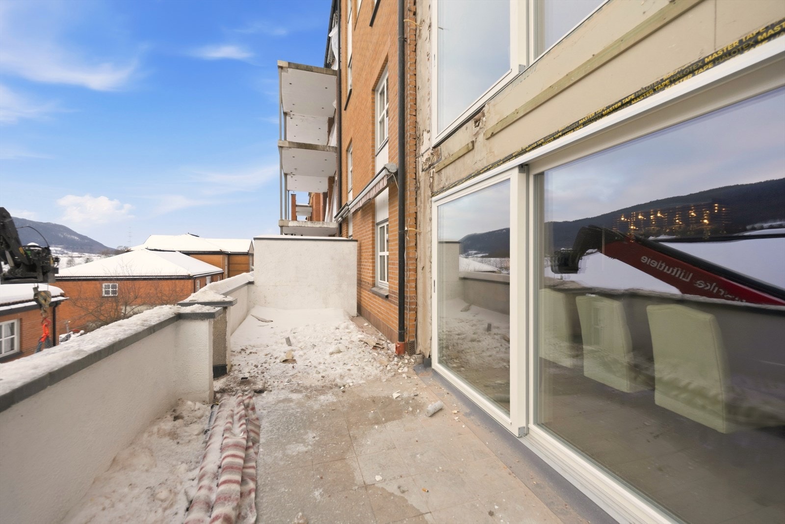 I den nye fellesgjelden ligger det renovering av balkong, dette gir en innglasset del og en åpen del for leiligheten Galleribilde