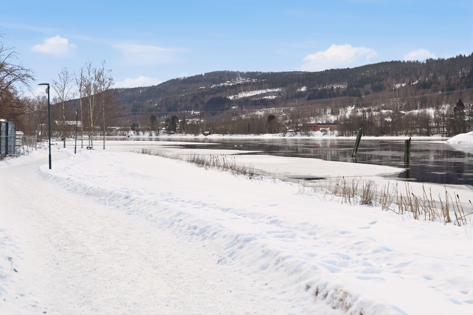 Også på vinterstid kan man benytte seg av flotte turveier langs elva Galleribilde