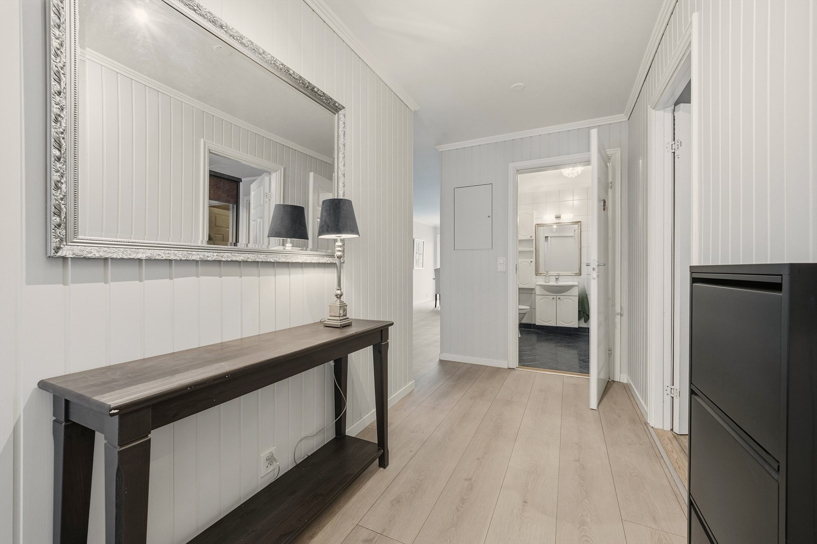 Gangen gir plass for skap eller kommode til oppbevaring Galleribilde