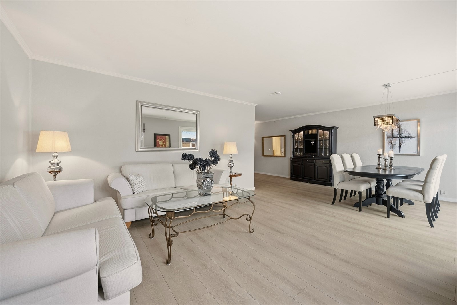 Stuen fremstår som lys og luftig med fine overflater Galleribilde