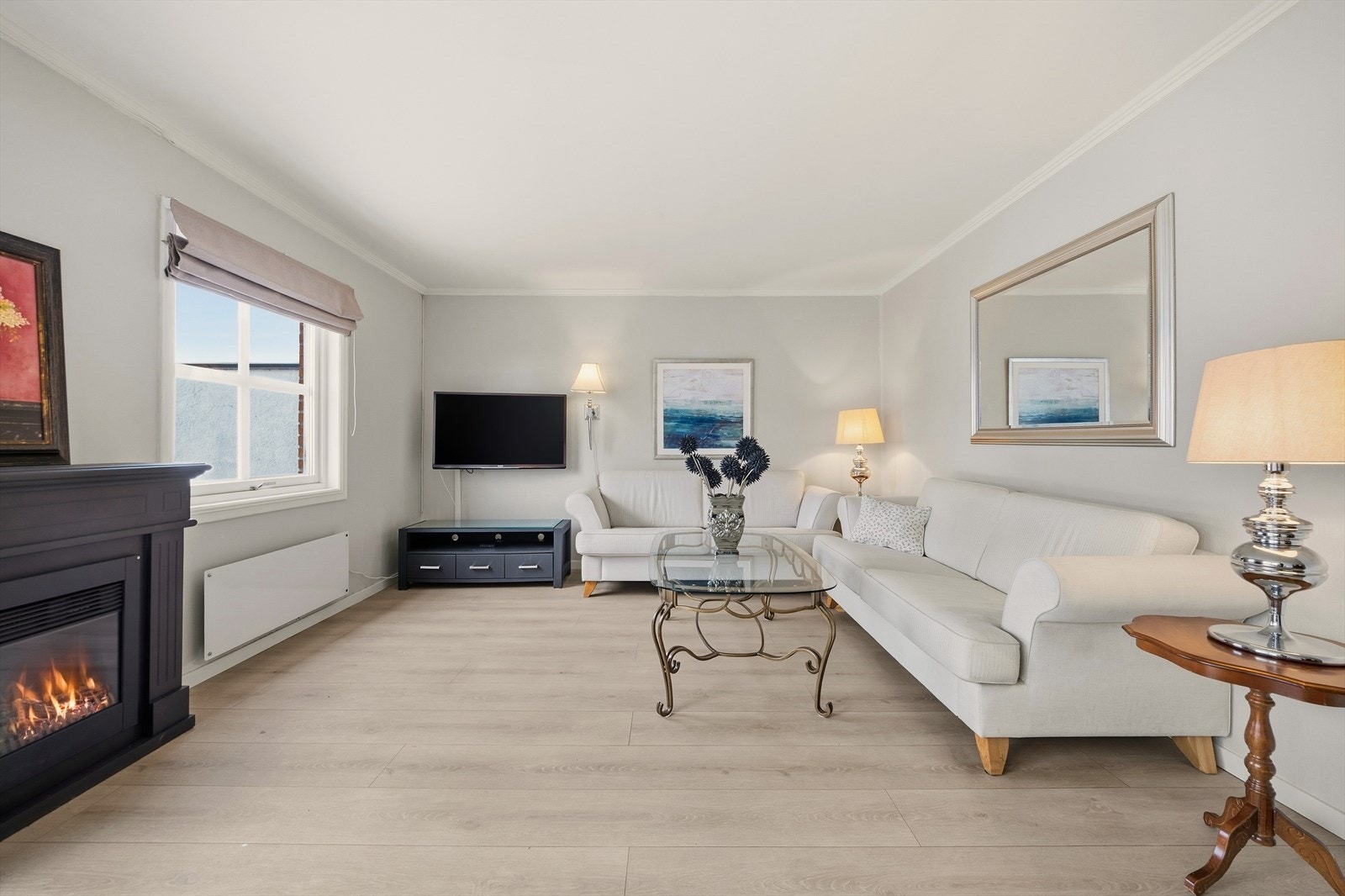 God plass for sofagruppe og tilhørende tv-møblement Galleribilde