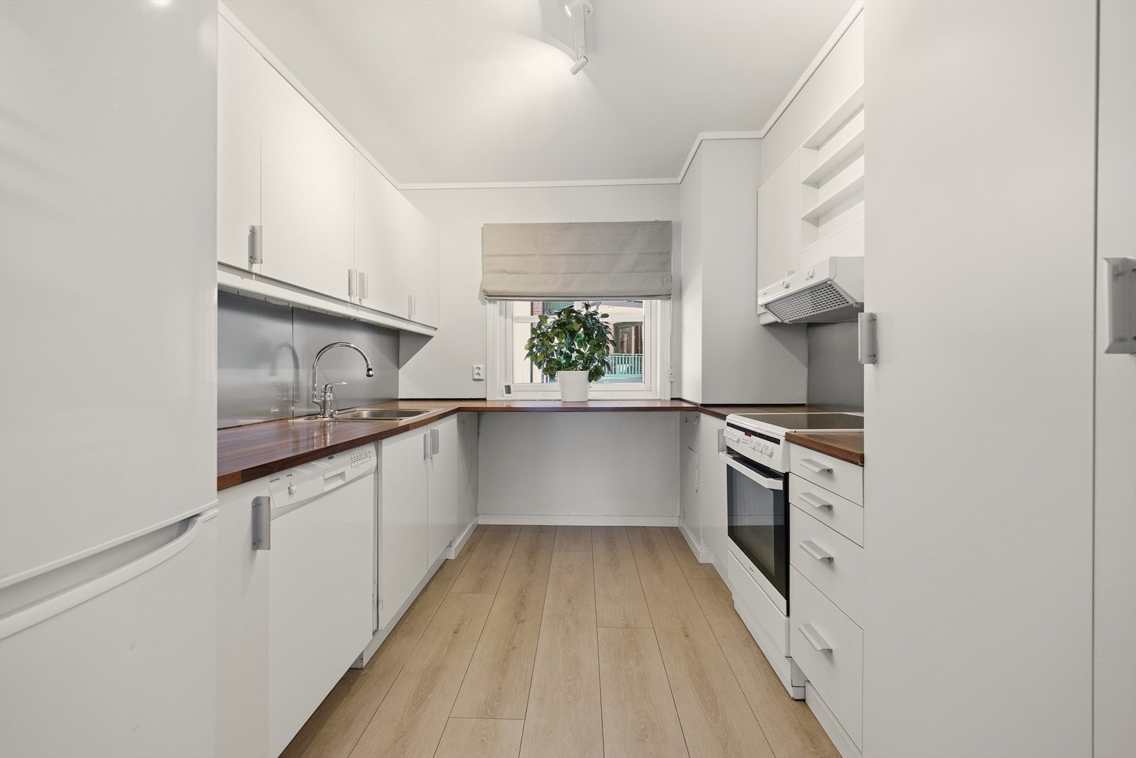 Kjøkkenet er utstyrt med hvitevarer som komfyr, kjøl/fryseskap og oppvaskmaskin Galleribilde