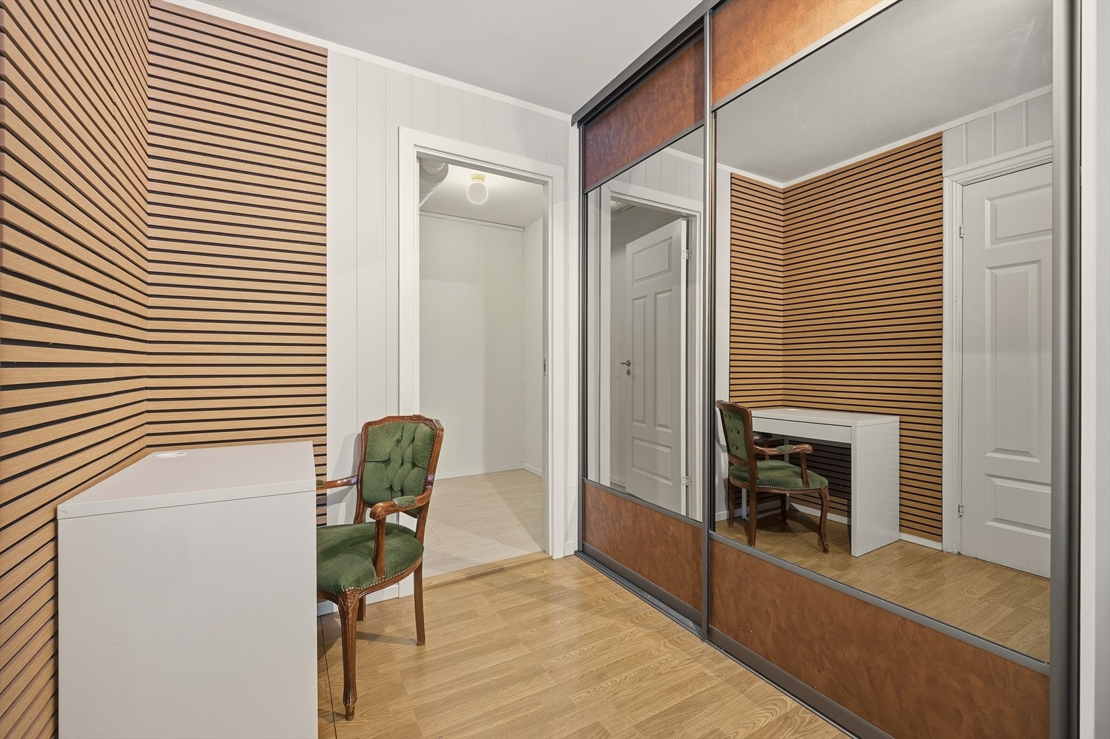 Praktisk skyvedørsgarderobe med god plass for oppbevaring Galleribilde