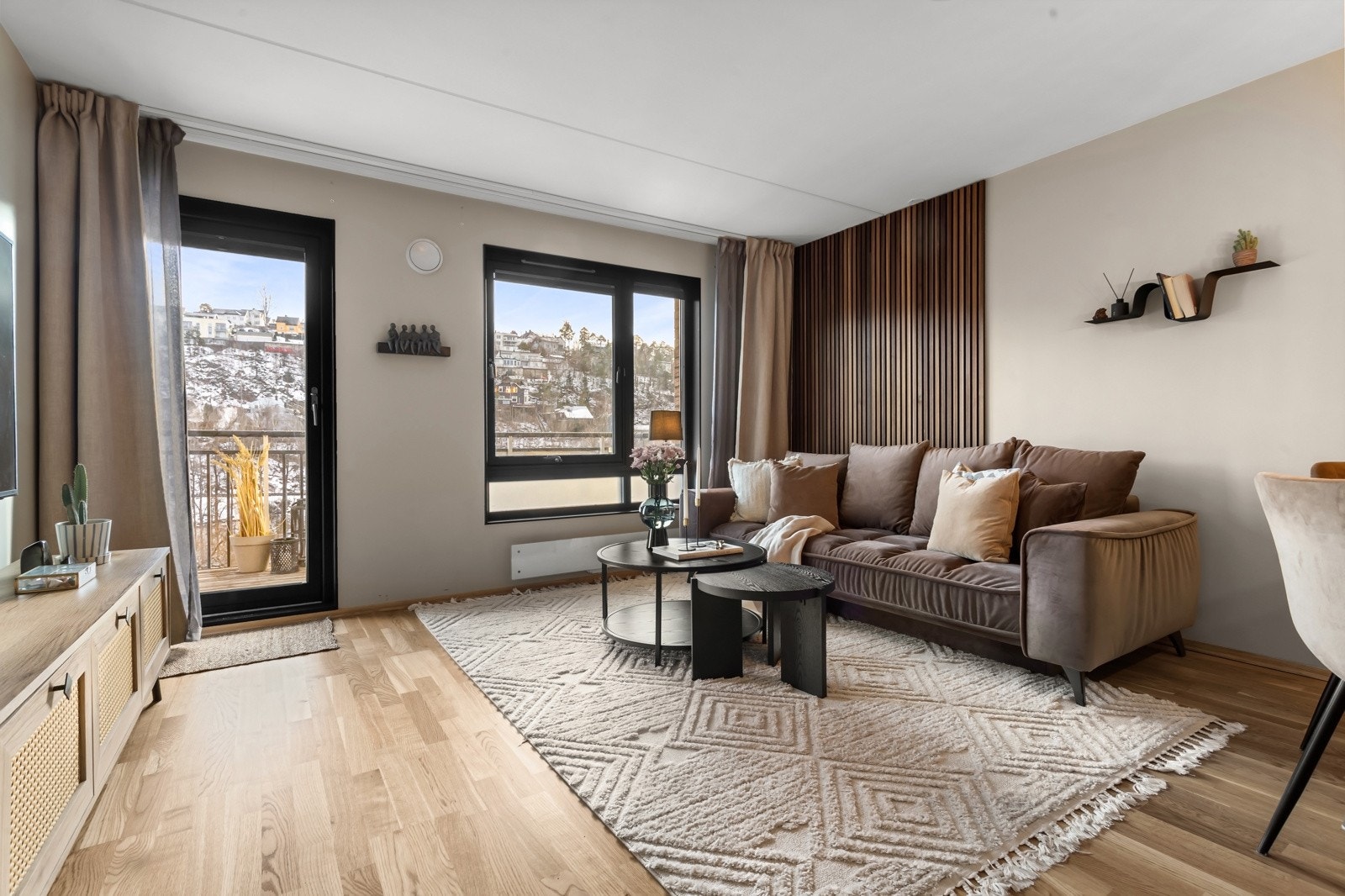 Sonja Damcevski Johansen v/ Proaktiv Properties har gleden av å presentere Etterstadkroken 5 G - En lys og pen 2-roms i 4. etg. med heis, garasjeplass og solrik balkong i et skjermet og rolig boligområde, sentralt i Oslo! Galleribilde