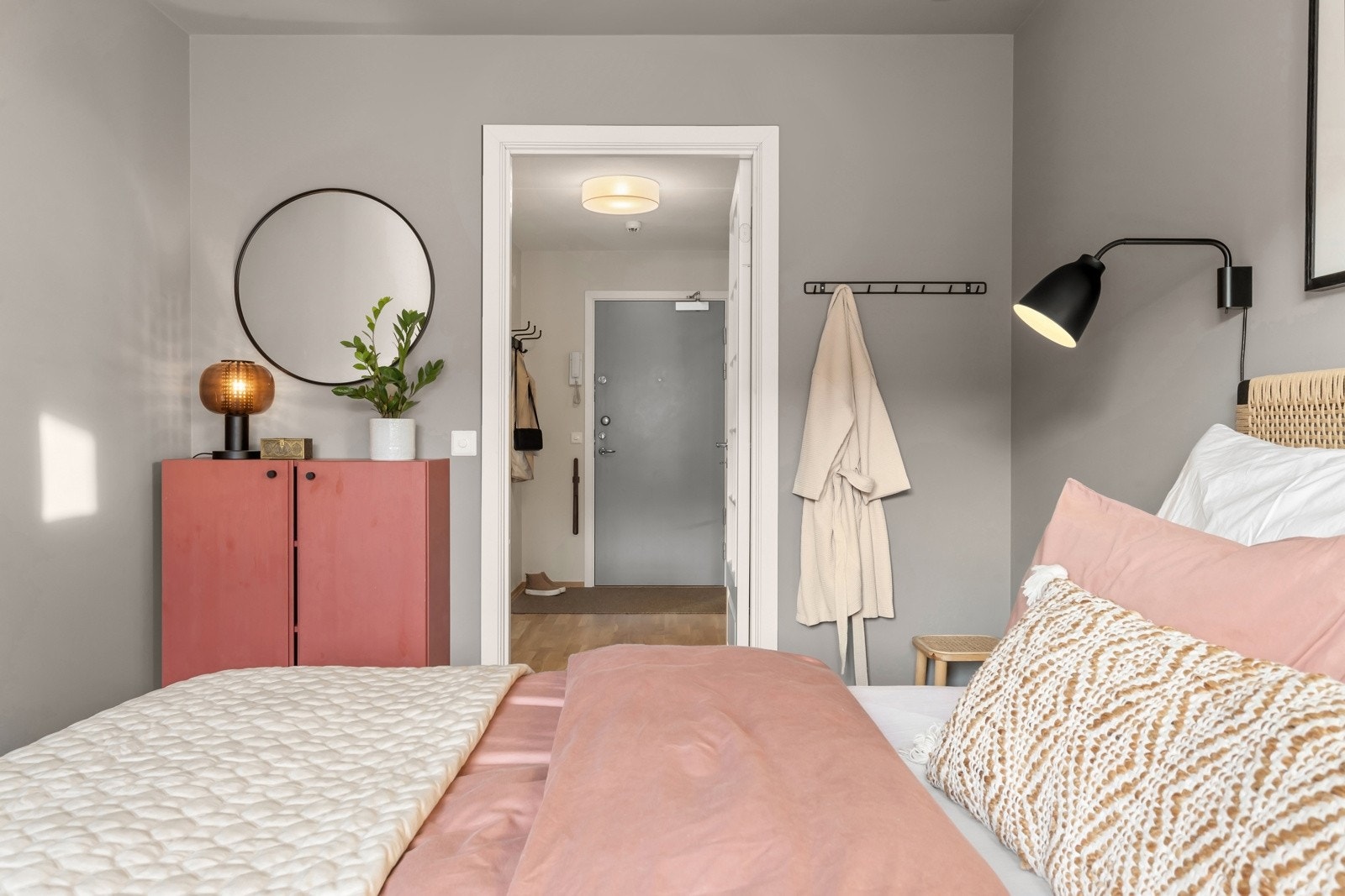 Vinduet på soverommet gir naturlig lys gjennom leiligheten. Galleribilde