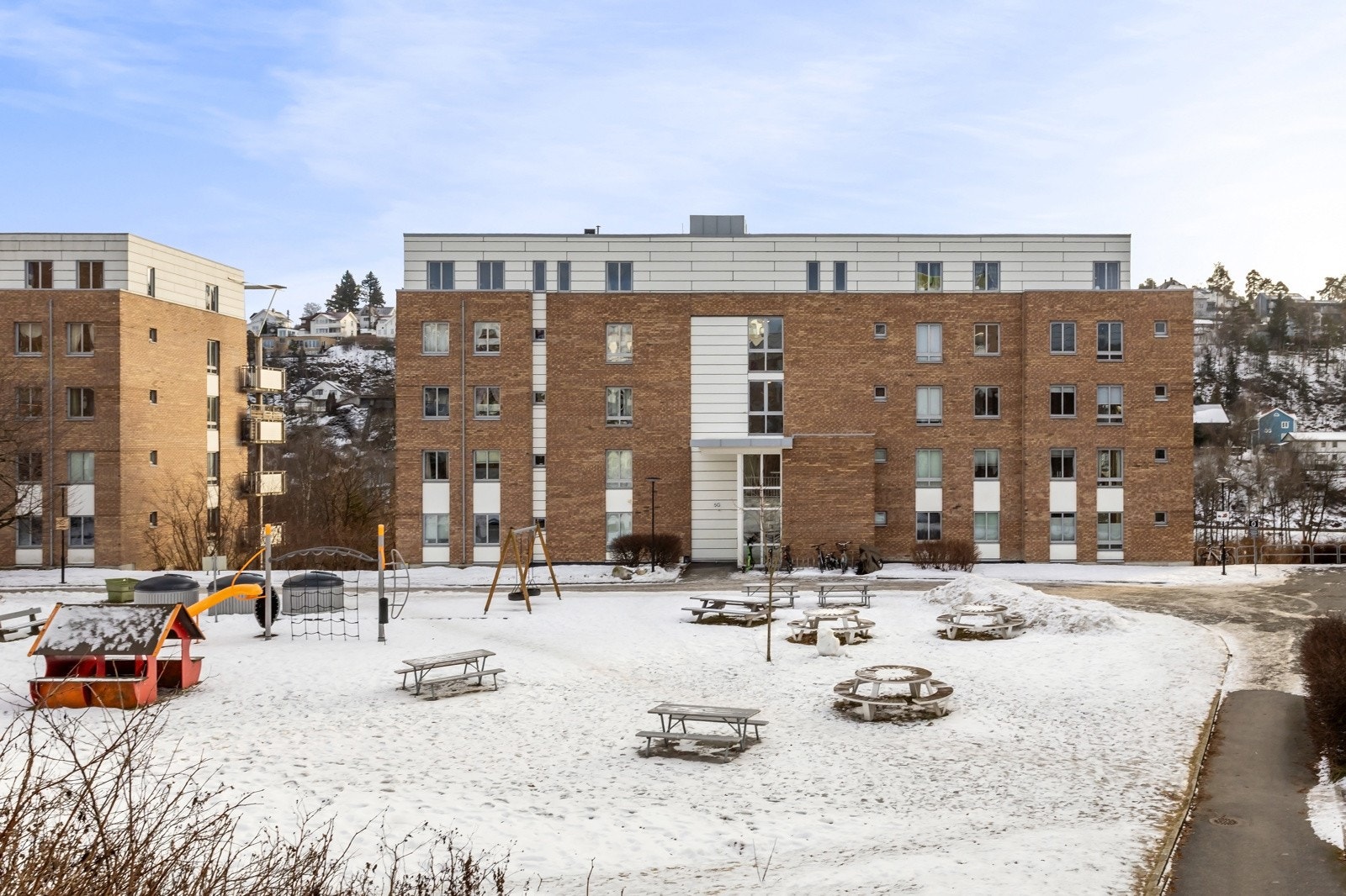 Leiligheten har en rolig og tilbaketrukket beliggenhet på populære Etterstad, et veletablert boligområde kjent for sine grønne omgivelser. Galleribilde