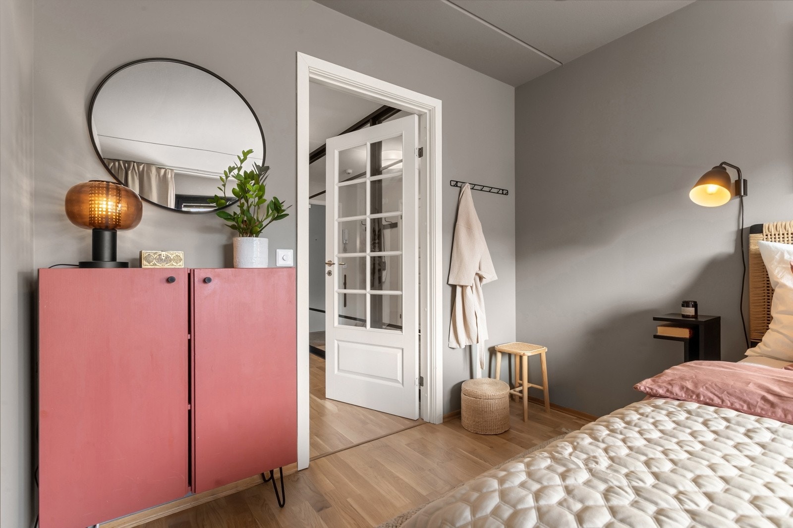 Boligens soverom er av god størrelse med plass til garderobeskap, skrivebord eller kommode. Galleribilde